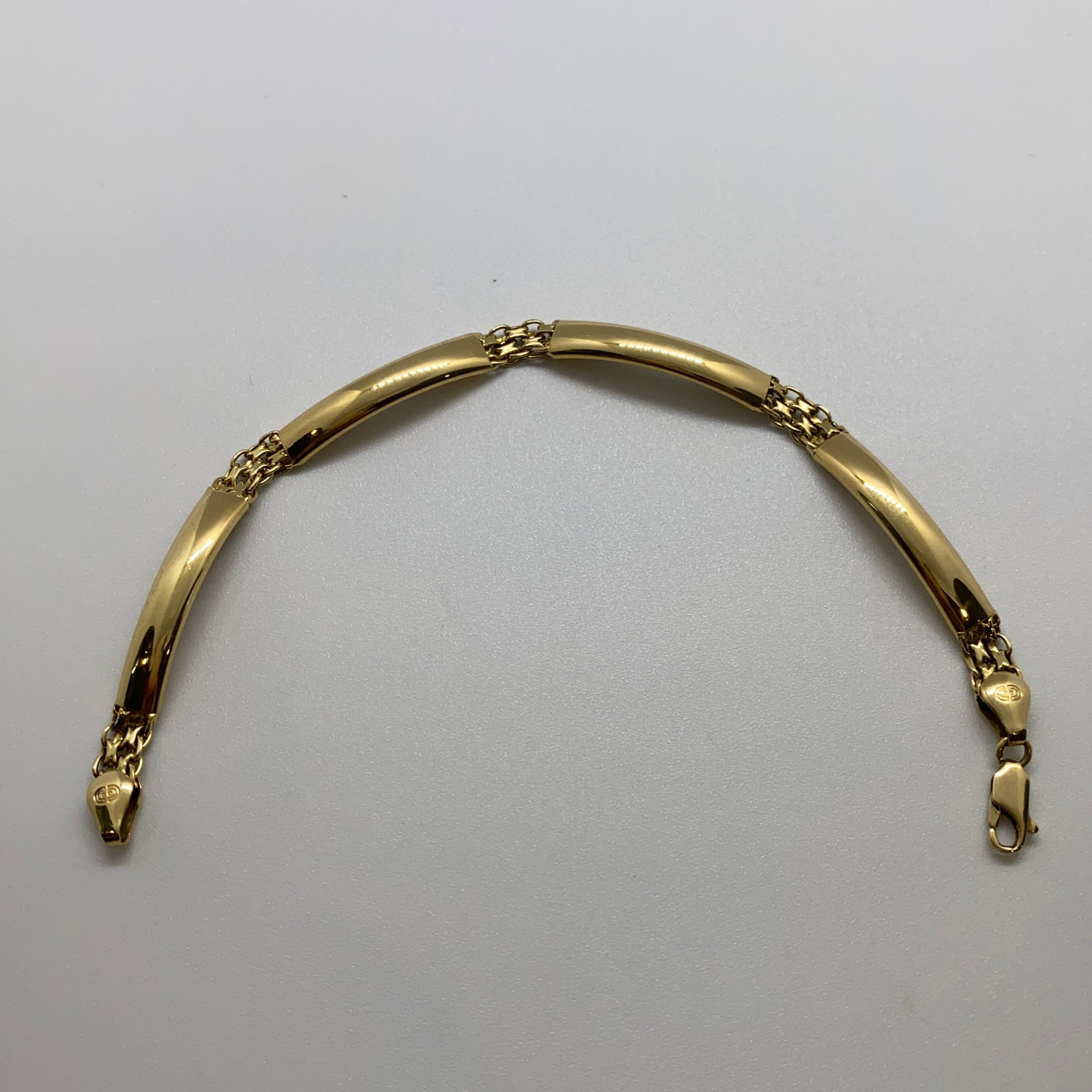 Heirloom 18K Italian Yellow Gold Link Bracelet: A luxuriously crafted 8.66ct 18K solid gold Italian link bracelet showing exceptional estate condition and articulation. Solid 18K Italian estate bracelets in this pristine, articulated condition are 