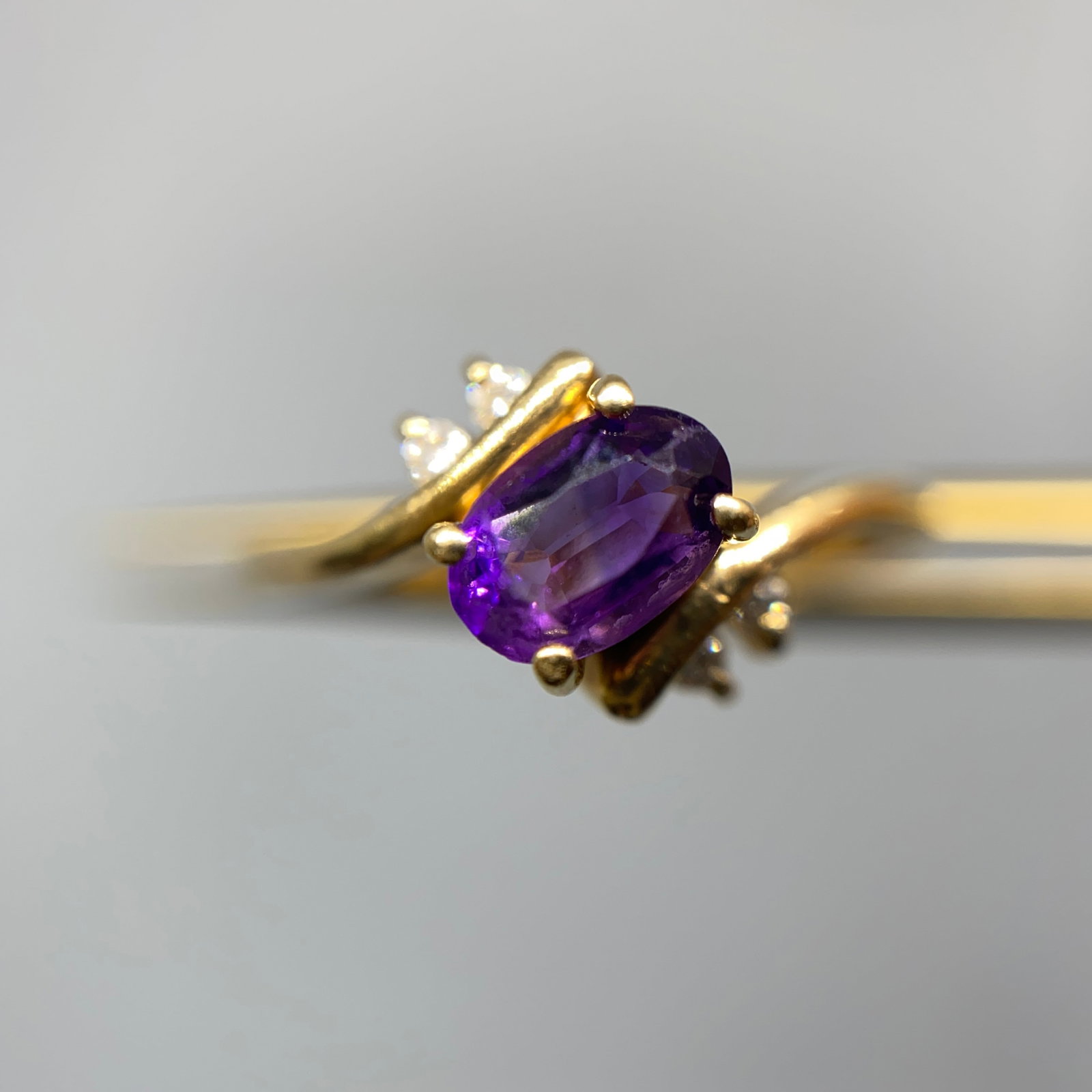 Heirloom 14K Gold Diamond & Amethyst Ring Size 6: A delicate and refined 1.86g 14K gold ring featuring a beautiful, eye-clean amethyst perfectly complemented by brilliant diamonds. Refined 14K gold rings featuring eye-clean amethyst of this caliber a