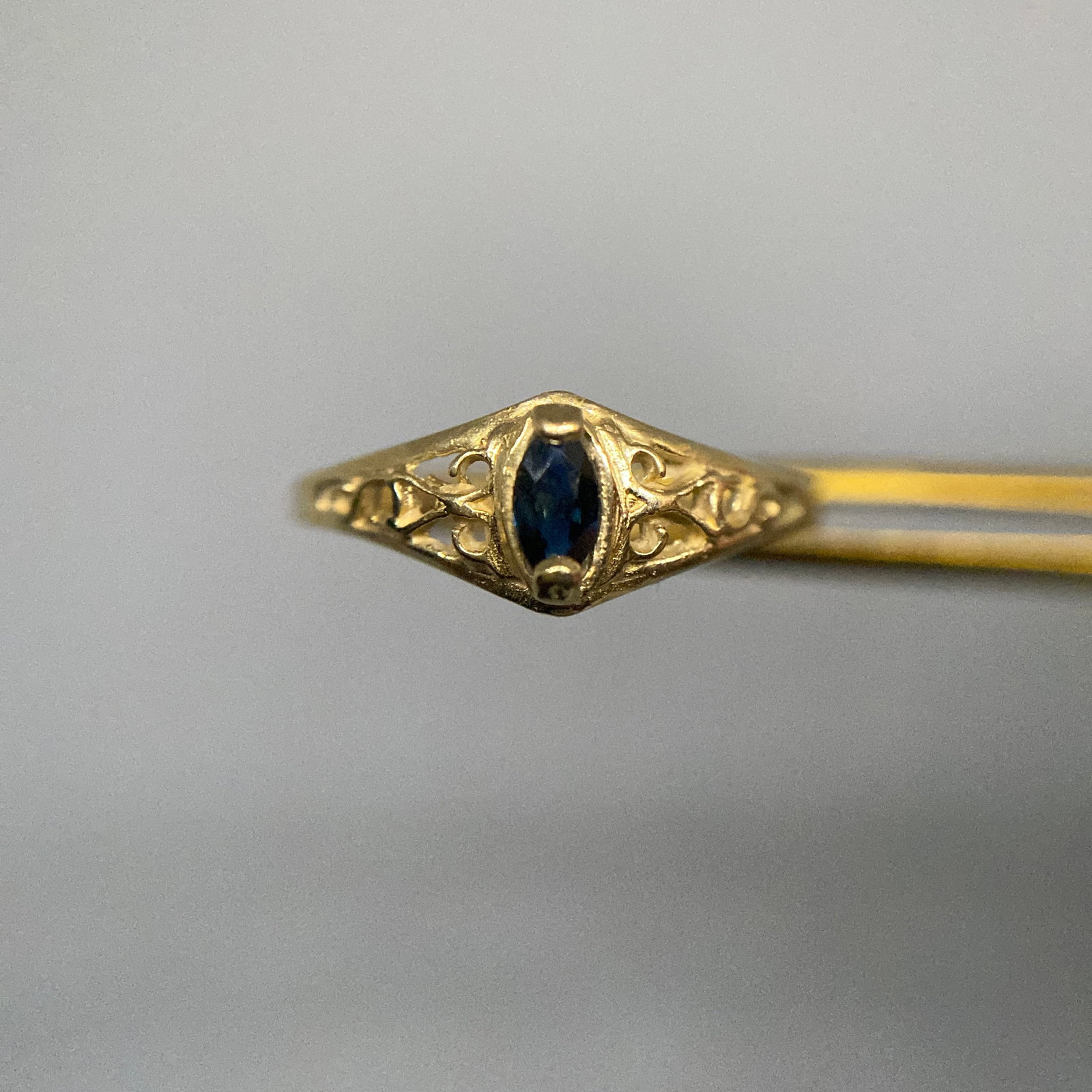 Heirloom 10K Yellow Gold Sapphire Ring Size 6 (1 of 4)