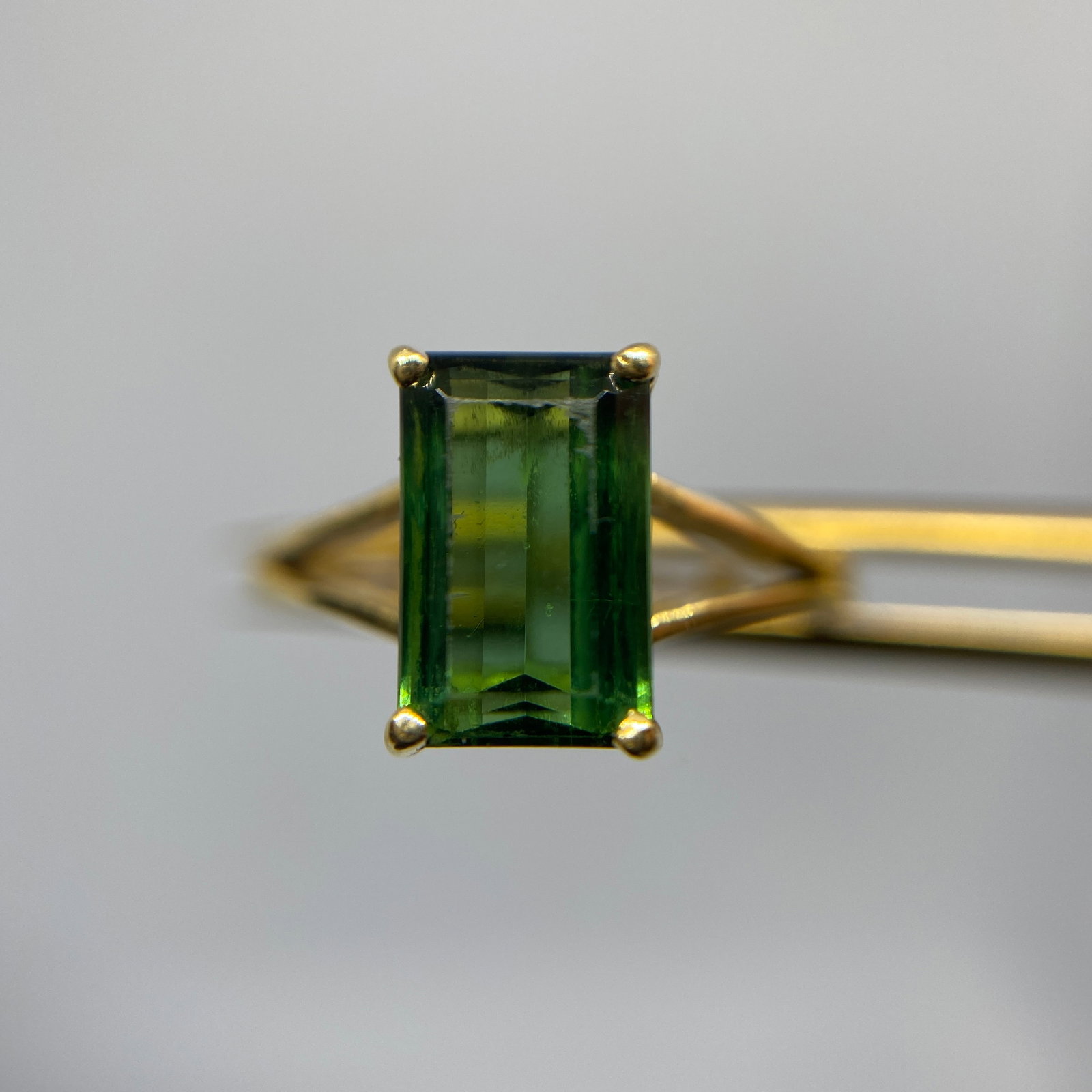 Heirloom 18K Yellow Gold Green Tourmaline Solitaire Ring: A solid 2.20g 18K gold ring showcasing a brilliantly faceted green quartz gem that exhibits wonderful transparency and life. Brilliantly faceted green quartz gems with this wonderful transparency are 