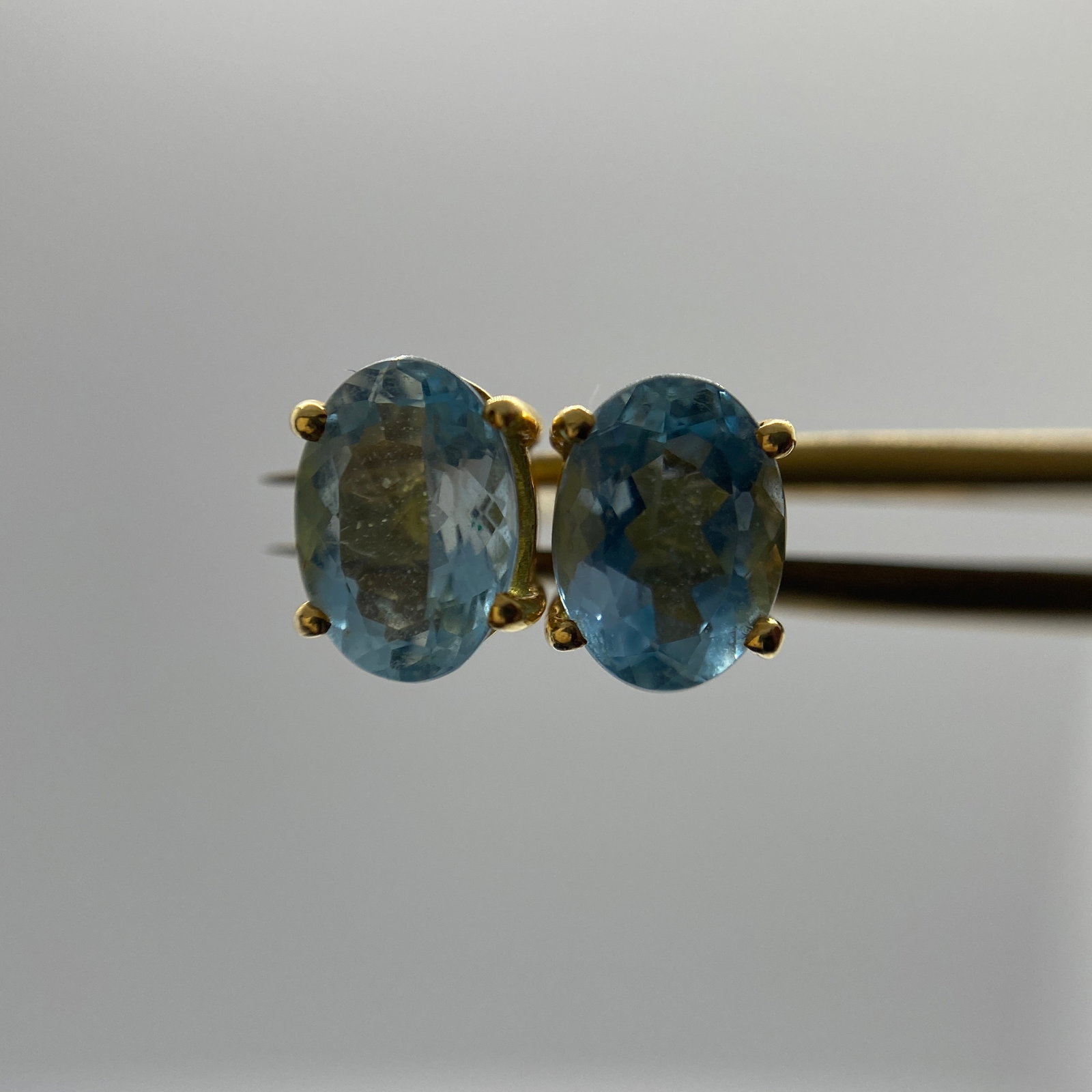 Heirloom 18K Yellow Gold Aquamarine Earrings: Elegant 1.67g 18K gold drop earrings featuring perfectly matched aquamarines with high clarity and beautiful pale blue saturation. Perfectly matched aquamarines with high clarity and beautiful pale bl