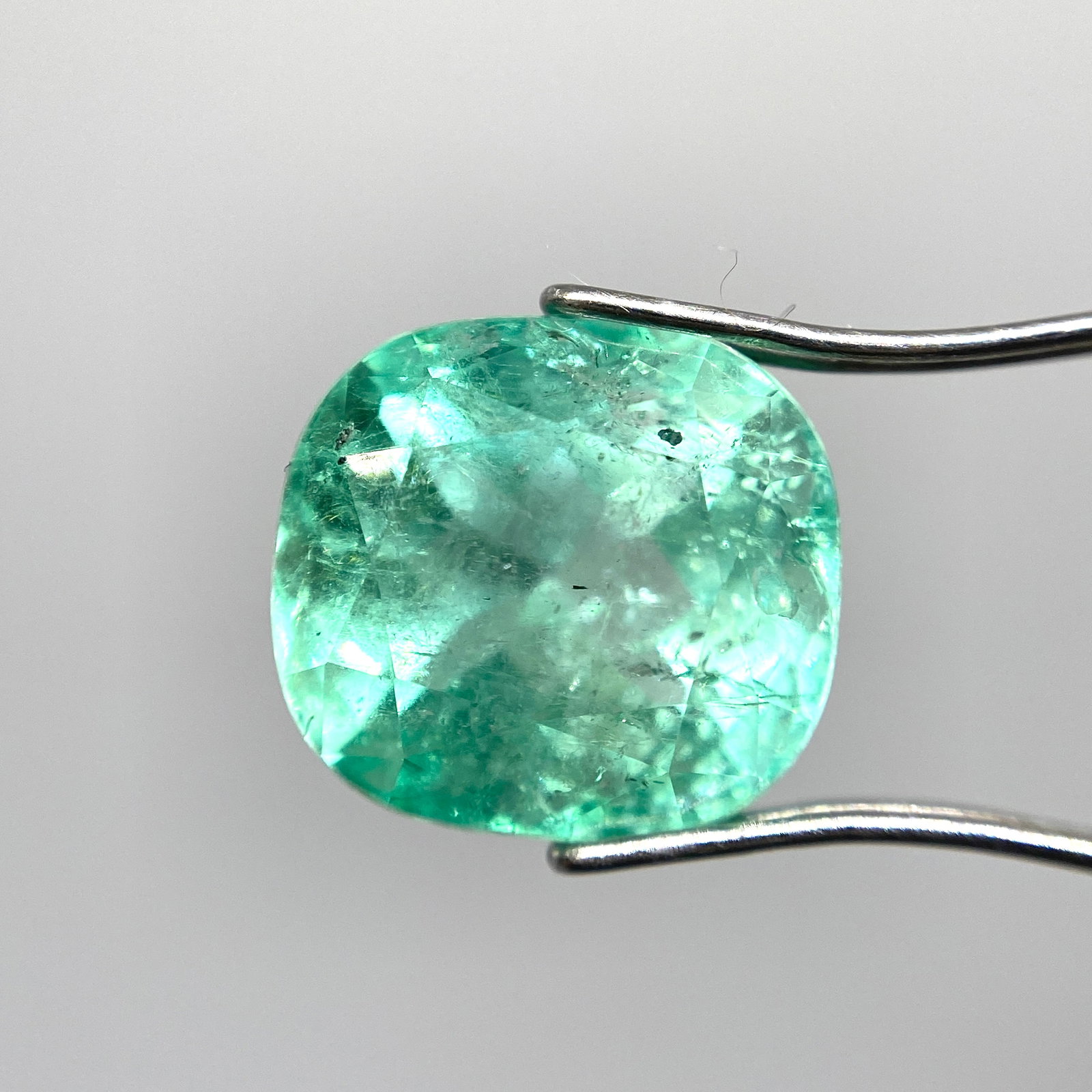 Rare Lab Certified 5.46ct Natural Colombian Emerald Gemstone: An immensely valuable 5.46ct fully lab certified Colombian emerald showcasing the region's legendary vivid green saturation. Fully GIA-gemologist evaluated 5.46ct Colombian emeralds of this legendary 