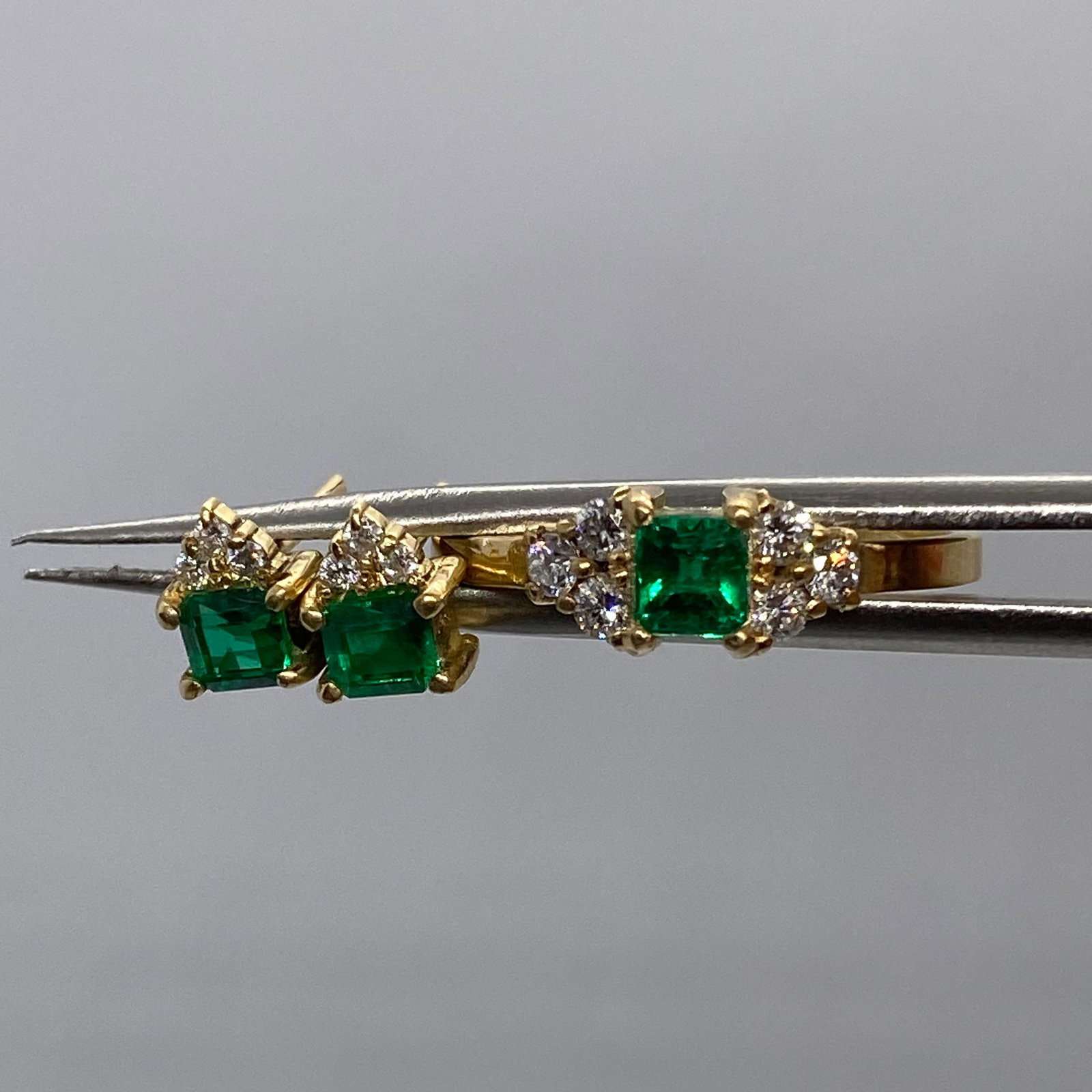 Heirloom Quality 18K Gold VVS Diamond & Muzo Emerald - Ring & Earrings Set: A complete 4.38g 18K gold luxury suite featuring highly sought-after, intensely saturated Colombian Muzo emeralds with both natural and lab grown diamonds of VS-VVS clarity. Completely luxury featurin