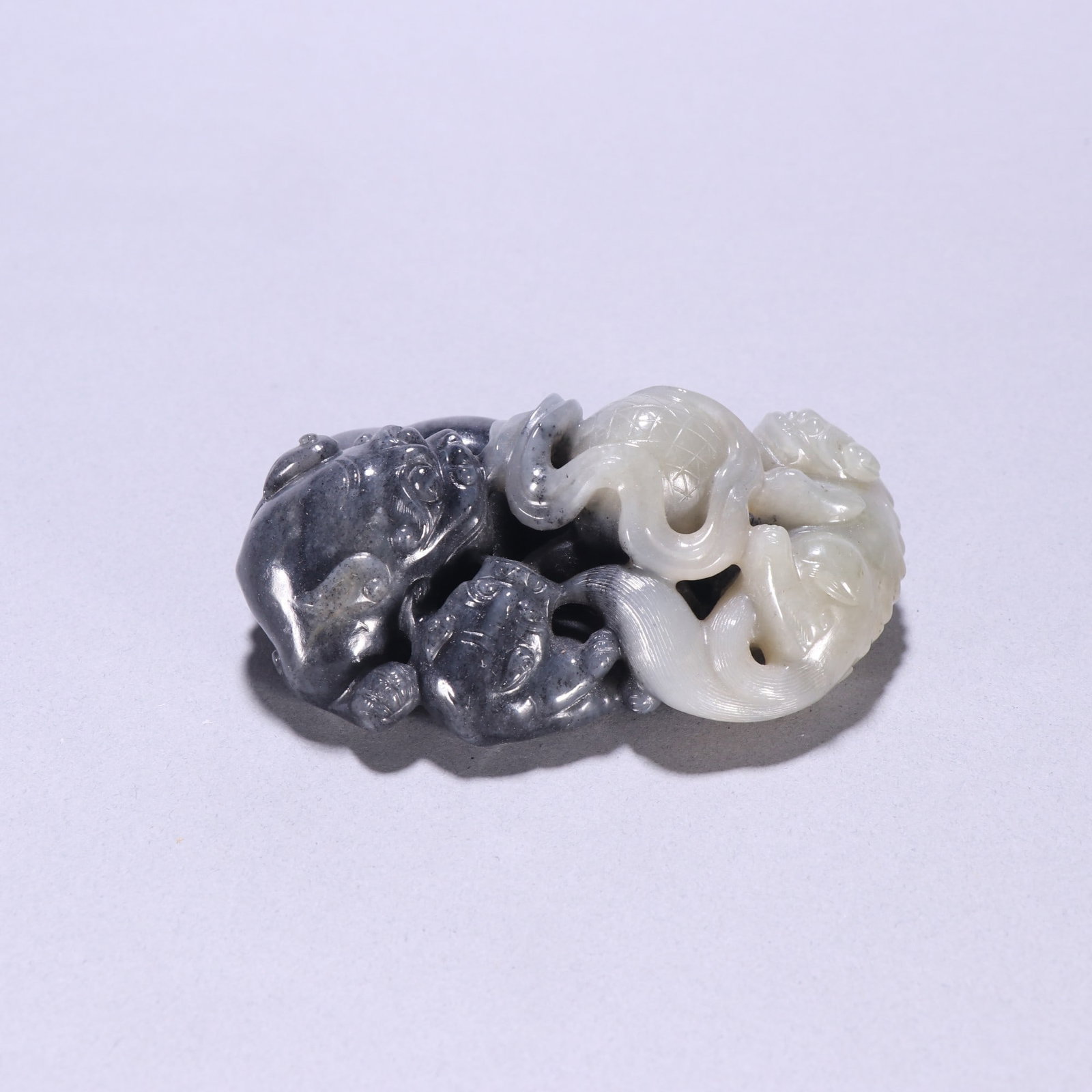 A carving of the three lions of blue and white seed material from the Qing Dynasty (1 of 9)