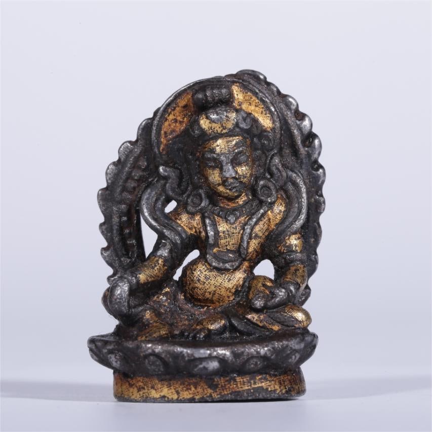 A Qing Dynasty iron scissor golden God of Wealth inch Buddha: The Qing Dynasty's iron scissors golden God of Wealth inch Buddha Size:H:3.3cmL:2.5cmW:1.7cmW:0.031kg (The Dimensions Of All Batches Are Manually Measured.If You Need More Detailed Information, Please