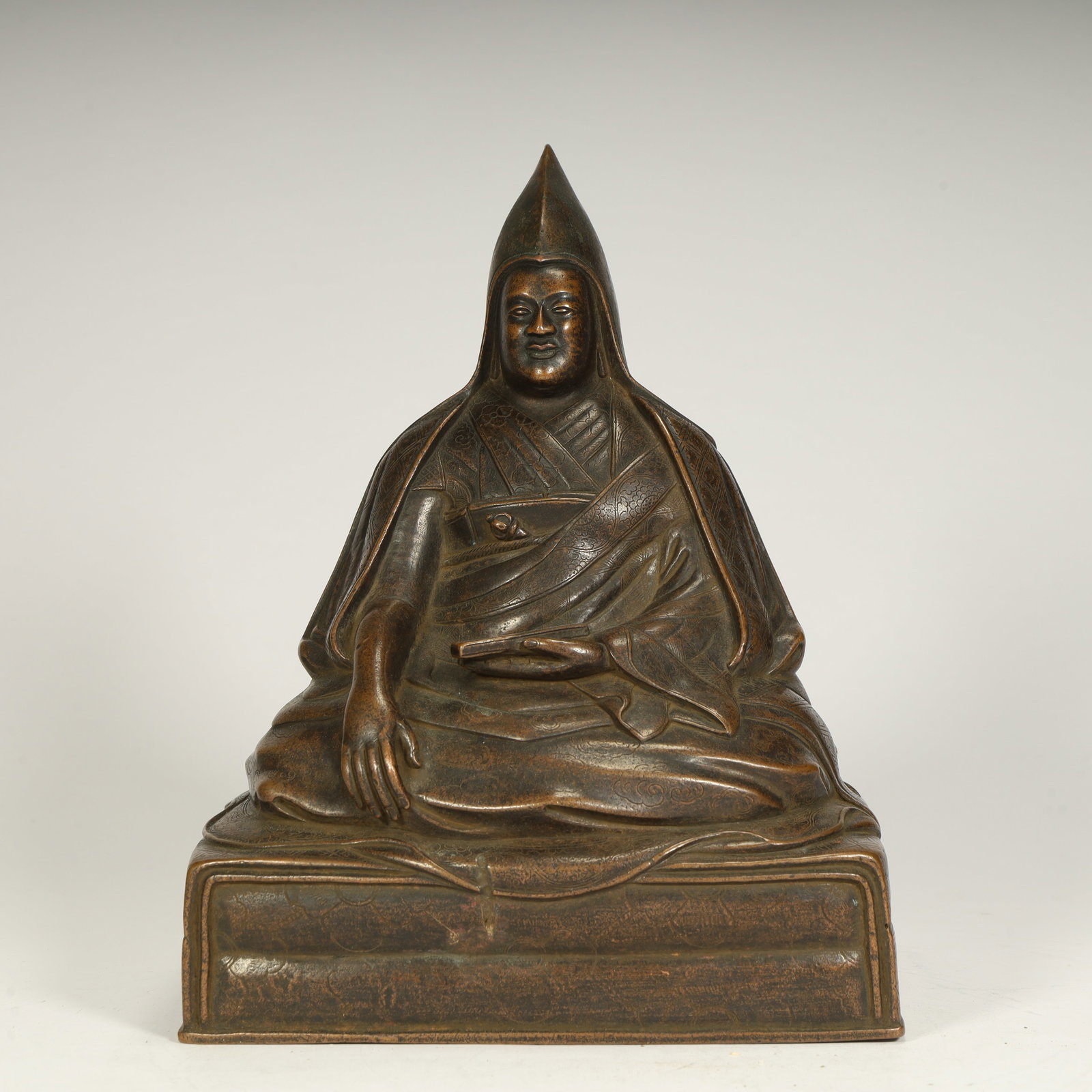 A seated statue of Master Tsongkhapa in the Qing Dynasty: Seated statue of Master Tsongkhapa in the Qing Dynasty SIZE:H:24cmL:17cmW:14cmW:3.7kg (The Dimensions Of All Batches Are Manually Measured.If You Need More Detailed Information, Please Contact Our Cus