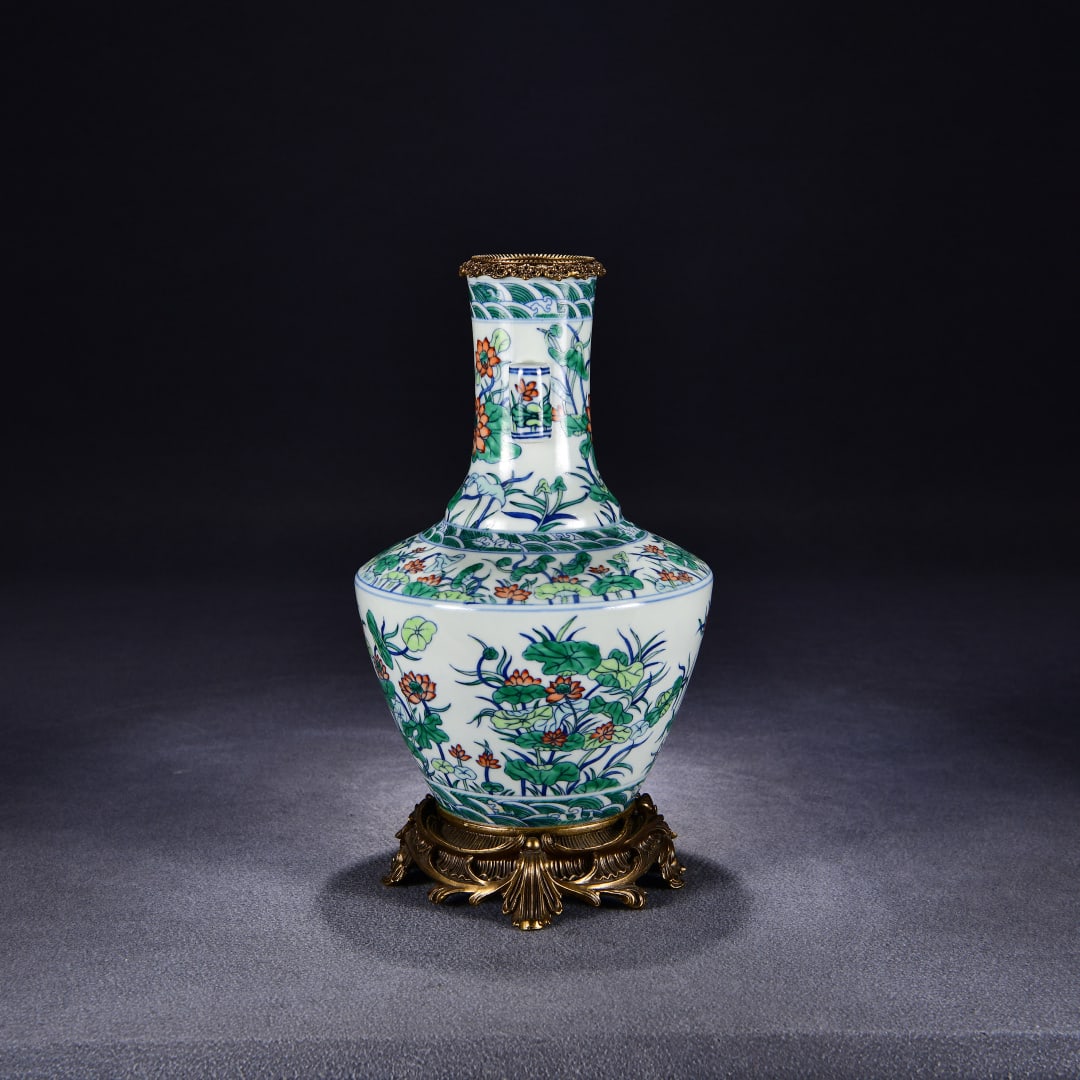 A Qing Dynasty Qianlong year Doucai full hall and qi map inlaid copper curled ear bottle: The Qing Dynasty's Qianlong year system is full of Doucai and Qi Tu inlaid with copper curly ear bottles Size:H:35cmW:18cm (The Dimensions Of All Batches Are Manually Measured.If You Need More Detaile