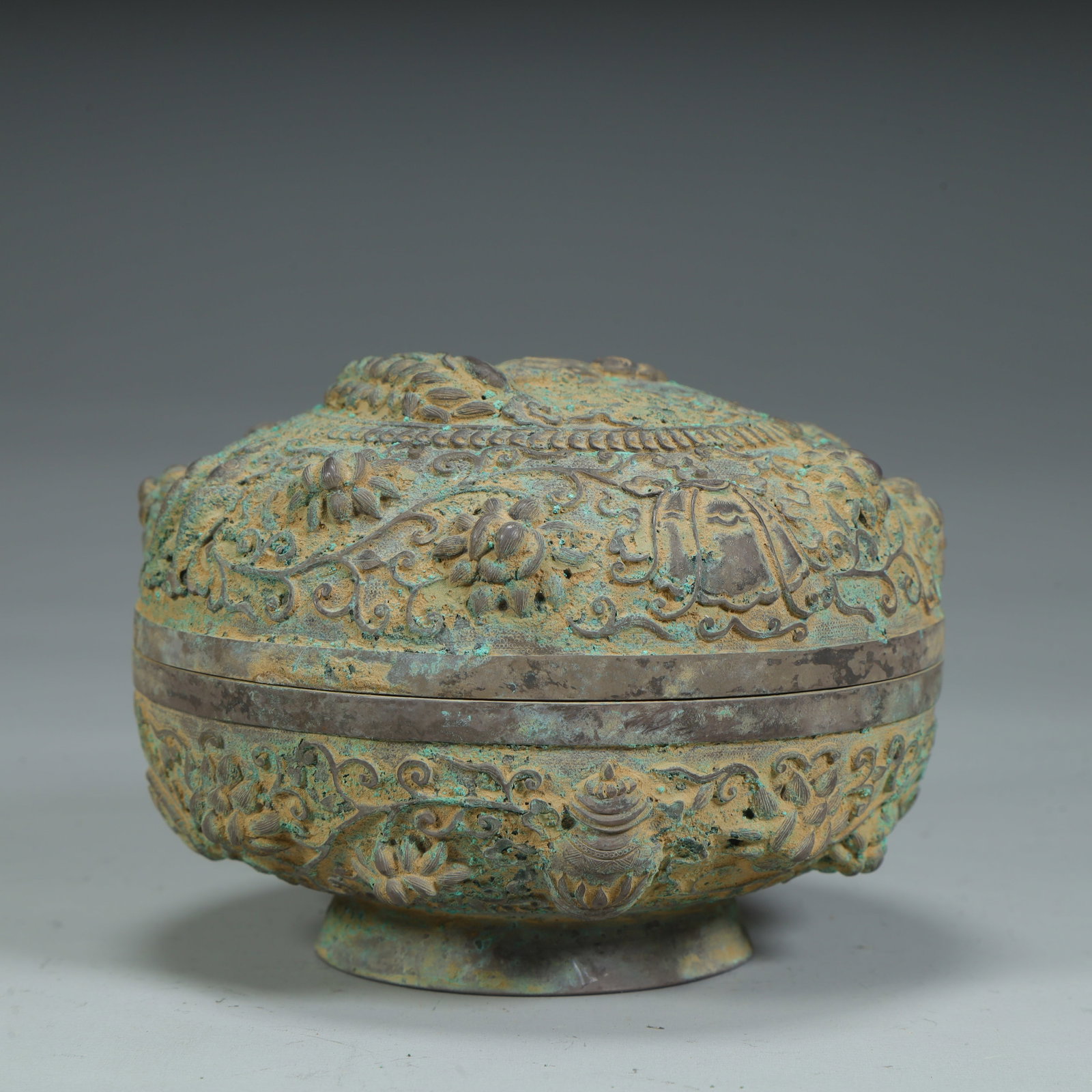 A copper engraved Buddha pattern floral lid box from the Tang Dynasty: The copper carved Buddha pattern flower pattern lid box of the Tang Dynasty SIZE:H:7cmL: 10cmW: 10cmW: 354g (The Dimensions Of All Batches Are Manually Measured.If You Need More Detailed Information, 