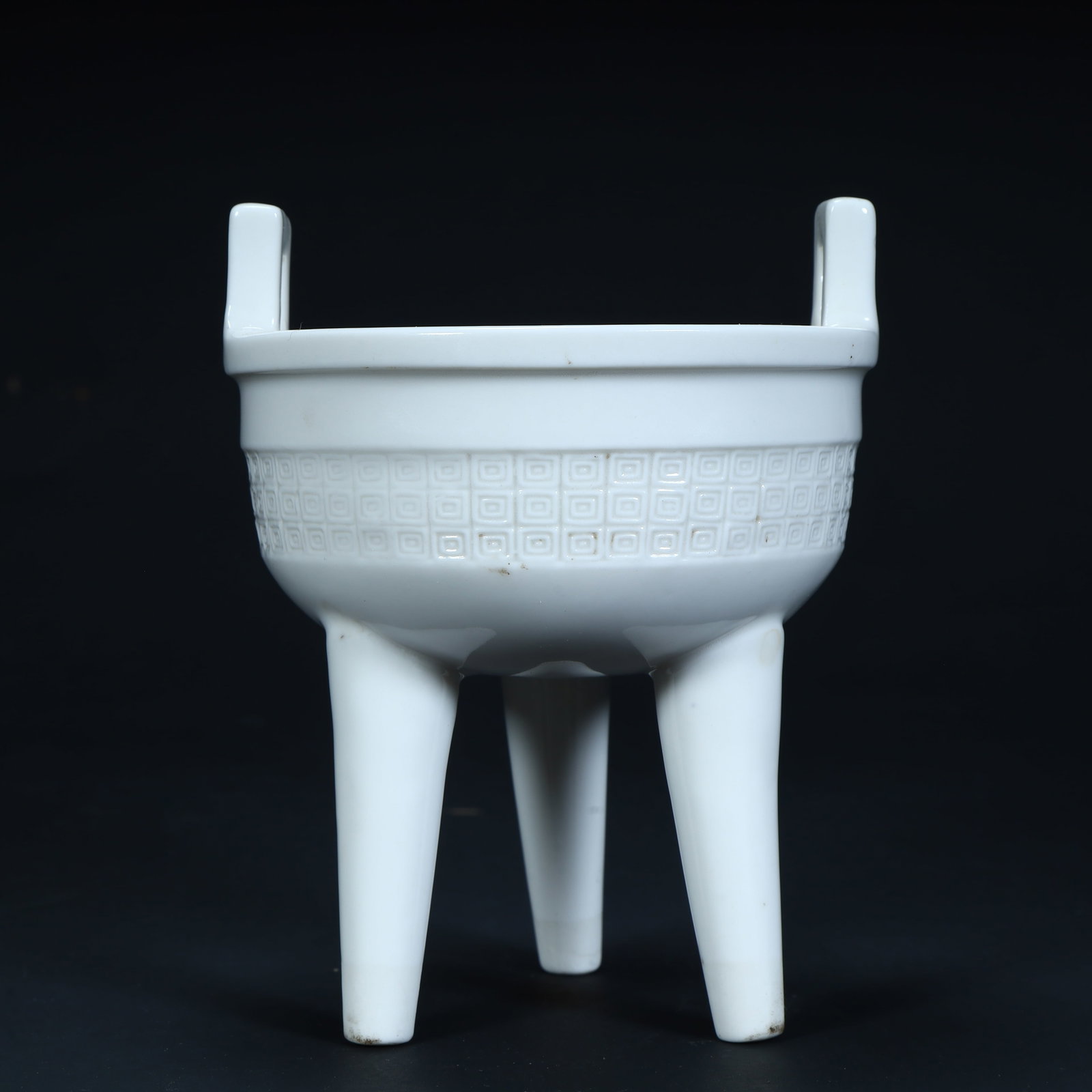 A Qing Dehua white porcelain imitation Xuande tripod furnace: Qing Dehua white porcelain imitation Xuande tripod furnace SIZE:H:13.5cmL: 10.7cmW: 10.7cmW: 370g (The Dimensions Of All Batches Are Manually Measured.If You Need More Detailed Information, Please Con