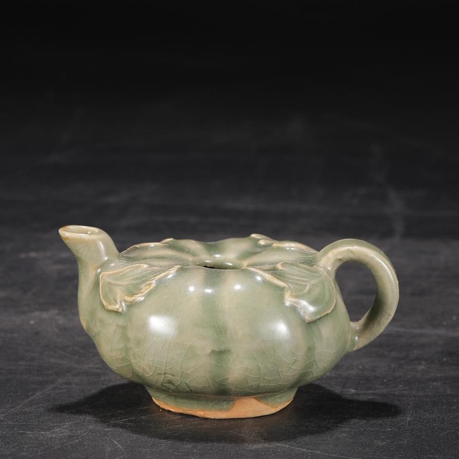 A celadon melon edge pot from the Song Dynasty Longquan kiln: The blue glaze melon edge pot of the Song Dynasty Longquan kiln Size:D:6cm D:11.5cm (The Dimensions Of All Batches Are Manually Measured.If You Need More Detailed Information, Please Contact Our Custo