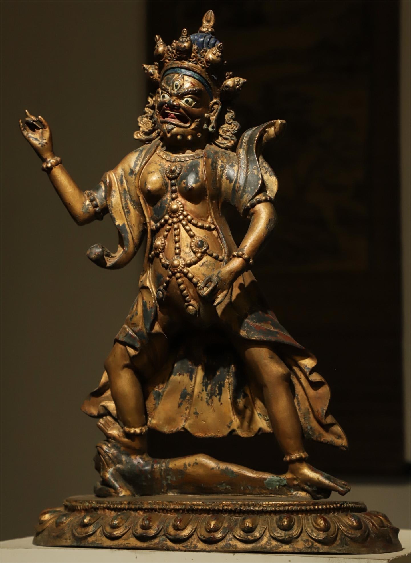 A beautiful bronze gilt statue of Mother Vajrayogini: Exquisite bronze gilt statue of Vajrayogini Size:D:50cm L:38cm W:25cm W:6.15kg (The Dimensions Of All Batches Are Manually Measured.If You Need More Detailed Information, Please Contact Our Customer S