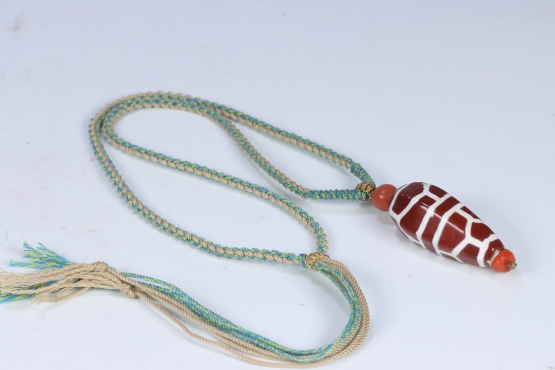 A beautiful West Asian thousand-year-old agate turtle back pendant: Exquisite West Asia thousand-year-old agate turtle-back Dzi pendant Size:4.25x1.84cm (The Dimensions Of All Batches Are Manually Measured.If You Need More Detailed Information, Please Contact Our Cust