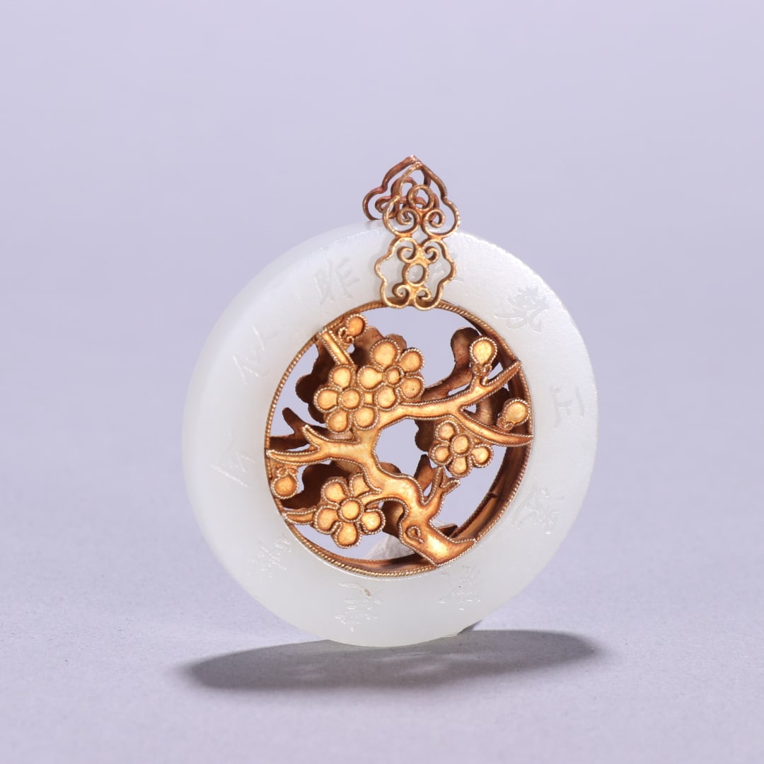A beautiful Hetian jade-inlaid silver-gilt plum pattern pendant: Exquisite Hetian jade-inlaid silver-gilt plum pattern pendant Size:H:5.8cm W:5cm W:0.0262kg (The Dimensions Of All Batches Are Manually Measured.If You Need More Detailed Information, Please Contact O