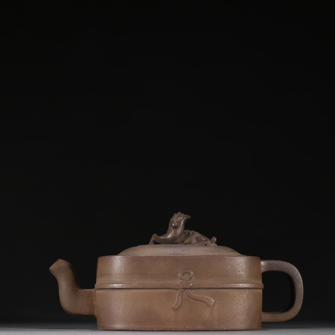 A purple sand beast button teapot made by Xu Feilong in the Qing Dynasty: Qing Dynasty Xu Feilong made purple sand beast button teapot Size:H:9cm W:18.5cm (The Dimensions Of All Batches Are Manually Measured.If You Need More Detailed Information, Please Contact Our Customer