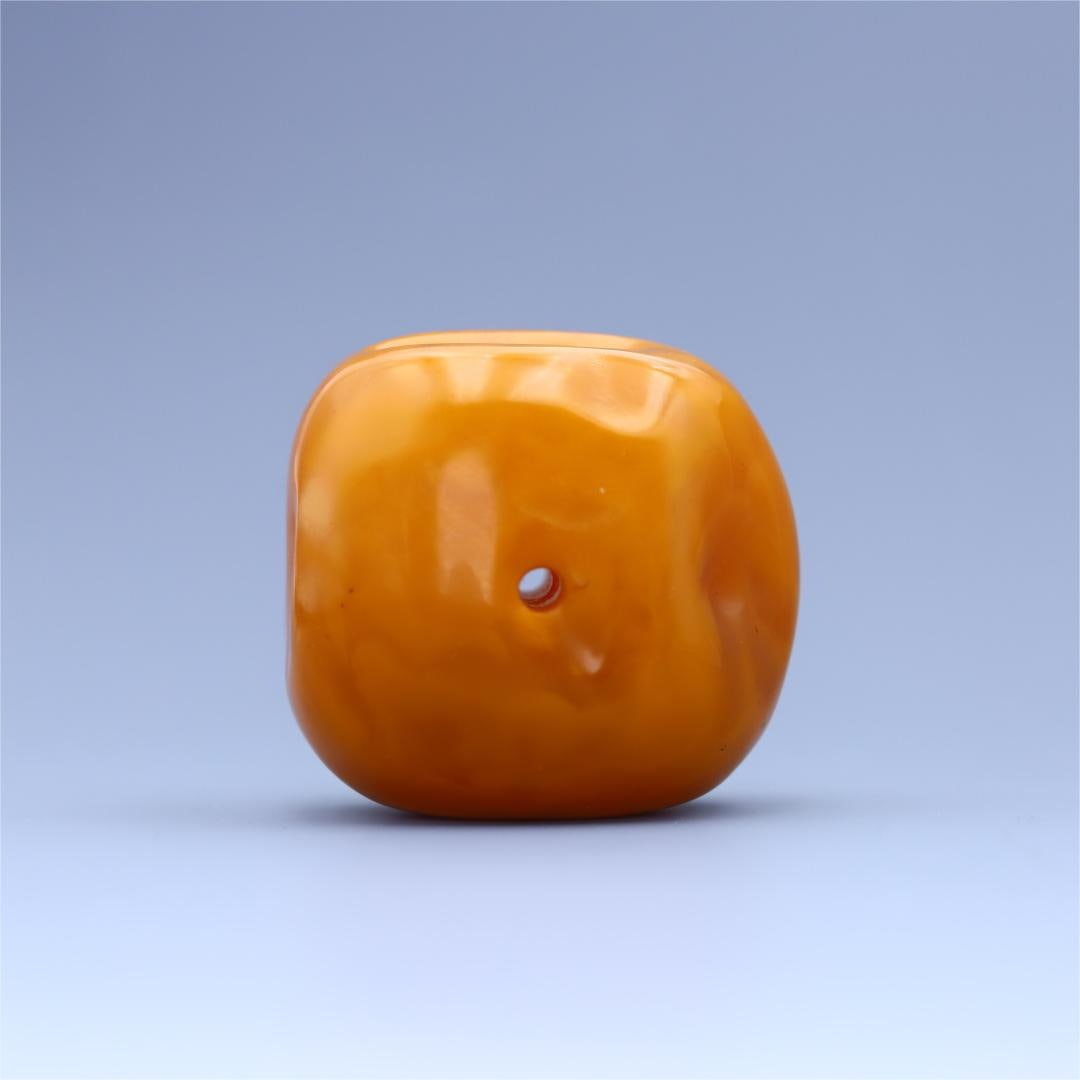 An old beeswax cake from the Qing Dynasty: The old beeswax cake of the Qing Dynasty Size:4.1x5.25x4.85cm W:0.07kg (The Dimensions Of All Batches Are Manually Measured.If You Need More Detailed Information, Please Contact Our Customer Service B