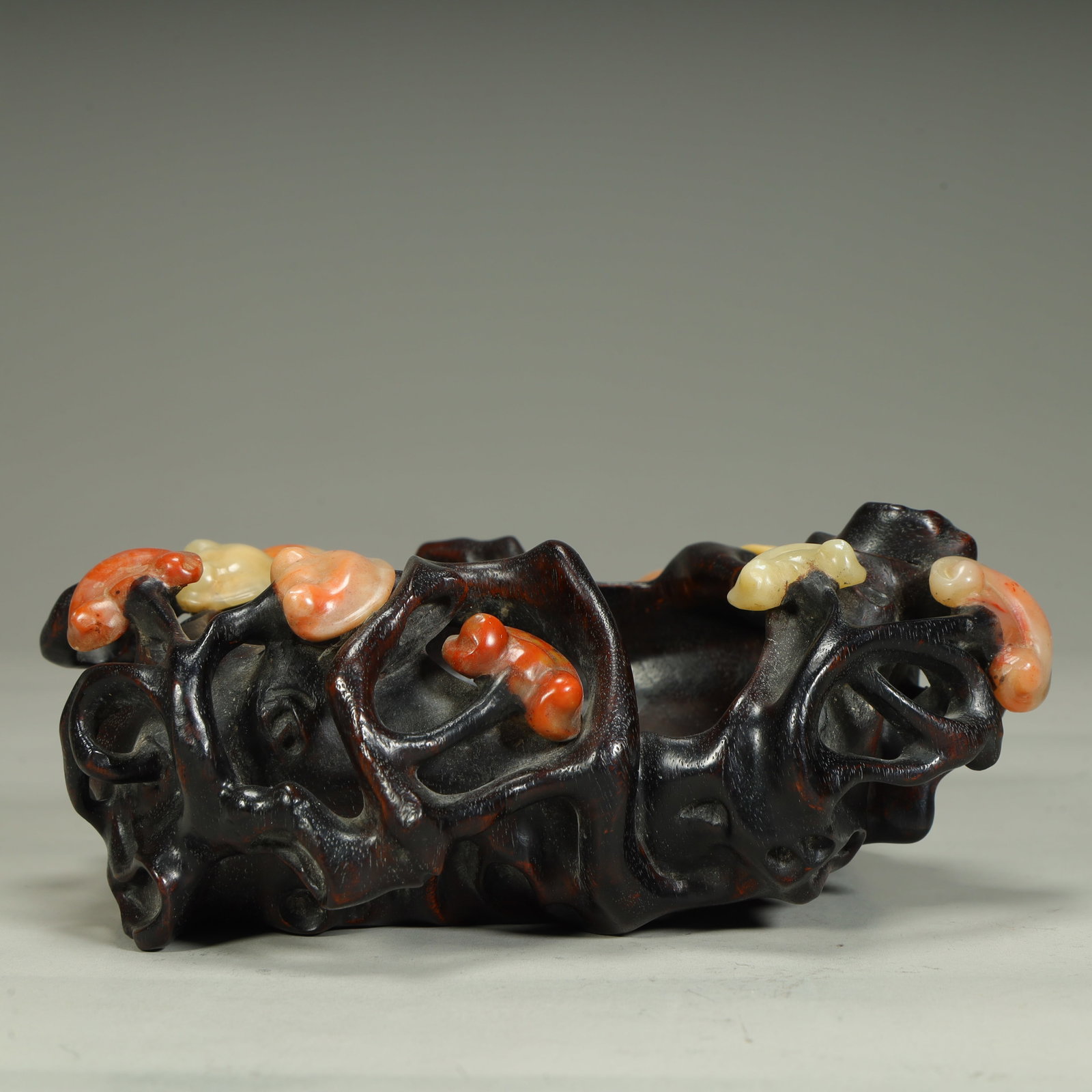 A Qing Dynasty rosewood inlaid Shoushan stone Ganoderma lucidum pattern brush wash: Qing Dynasty rosewood inlaid Shoushan stone Ganoderma lucidum pattern brush wash SIZE:H:5cmL: 15cmW: 13cmW: 297g (The Dimensions Of All Batches Are Manually Measured.If You Need More Detailed Informat
