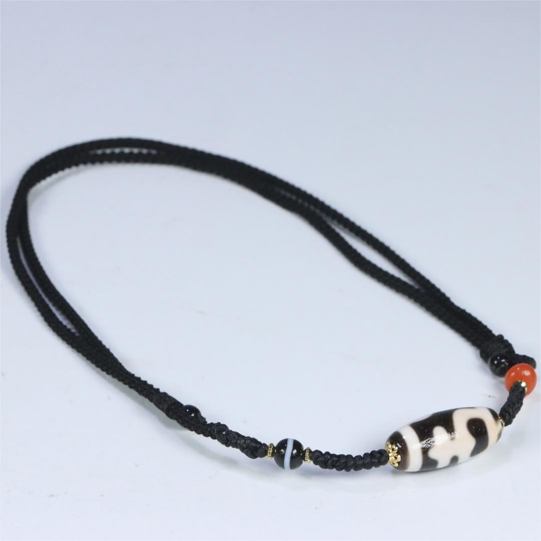 A beautiful Pure Treasure Vase Dzi pendant: Exquisite pure treasure vase Dzi pendant Size:2.86x1.4cm (The Dimensions Of All Batches Are Manually Measured.If You Need More Detailed Information, Please Contact Our Customer Service Before Bidding.
