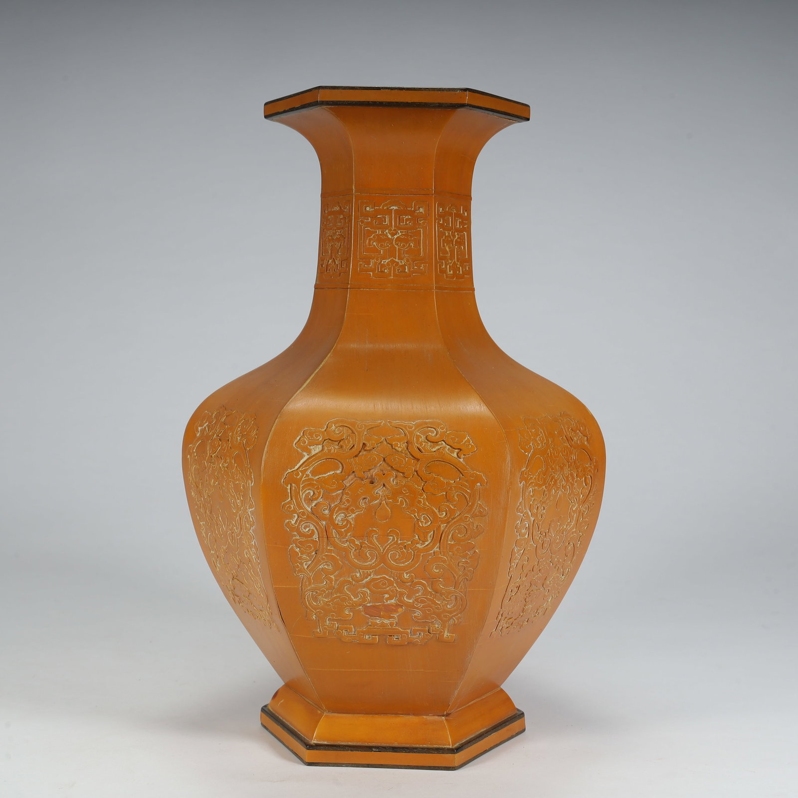 A Qing Dynasty hexagonal bottle with a yellow Kui dragon pattern (1 of 9)