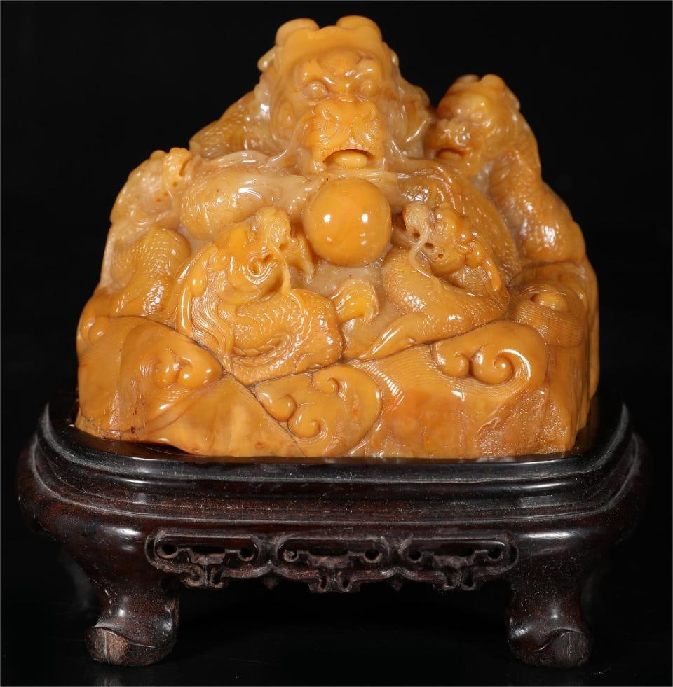 A Qing Dynasty Shoushan Tian Huang father and son deep love ornament: Qing Dynasty's Shoushan Tianhuang father and son deep love ornaments Size:D:7cm W:10cm W:0.667kg (The Dimensions Of All Batches Are Manually Measured.If You Need More Detailed Information, Please Cont