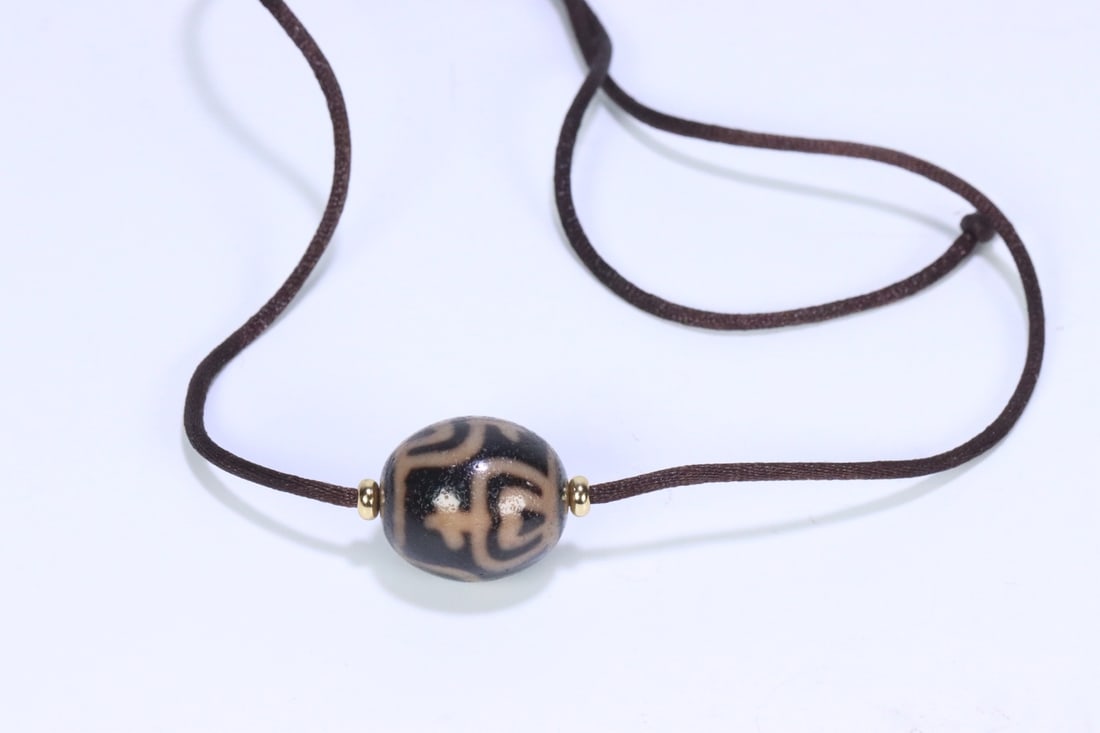A beautiful Agate Dalo vase Dzi pendant: Exquisite Agate Dalot vase Dzi pendant Size:2.23x2.0cm W:0.0146kg (The Dimensions Of All Batches Are Manually Measured.If You Need More Detailed Information, Please Contact Our Customer Service Before