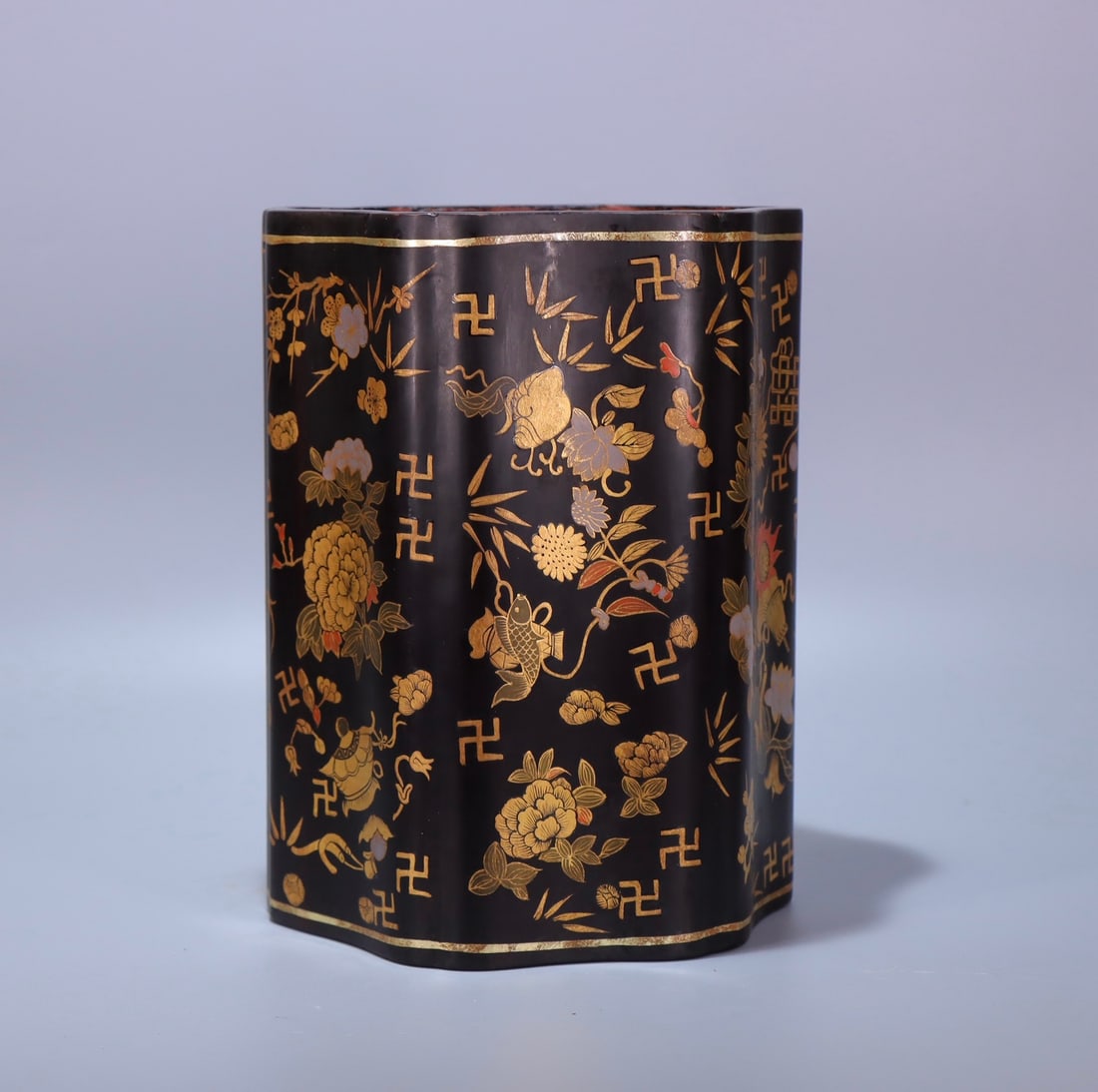 A hand-painted eight-treasure swastika pen holder made in the Qianlong period of the Qing Dynasty: Qing Dynasty Qianlong year hand-painted eight treasure swastika pen holder Size:H:18.5cm W:14cm W:0.445kg (The Dimensions Of All Batches Are Manually Measured.If You Need More Detailed Information, Pl