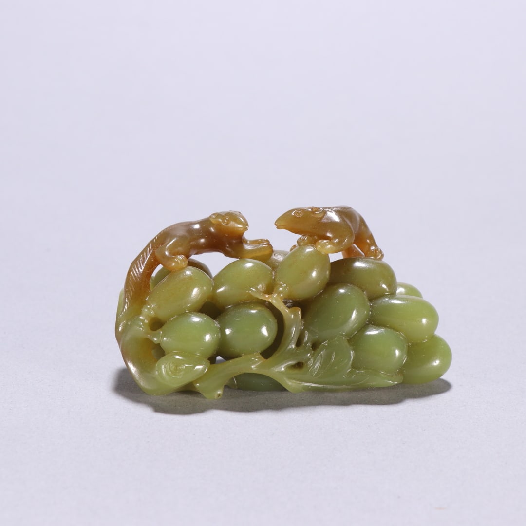 A Qing Dynasty Hetian topaz squirrel grape ornament: Qing Dynasty Hetian topaz squirrel grape ornament Size:H:4cm W:7.6cm W:0.11kg (The Dimensions Of All Batches Are Manually Measured.If You Need More Detailed Information, Please Contact Our Customer Se