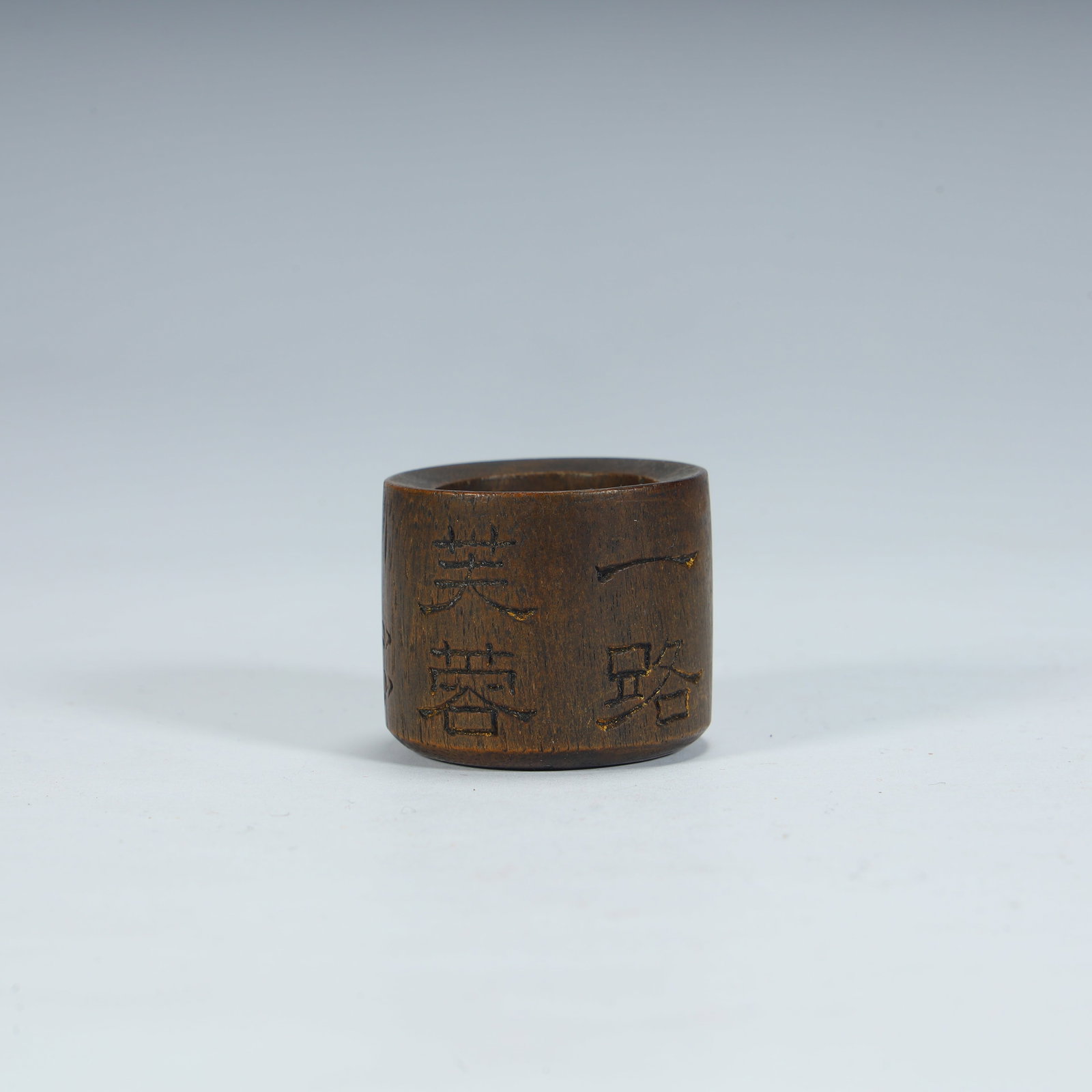 A Qing Dynasty woodcut finger: Qing Dynasty woodcut fingers SIZE:H:3cmL: 3.5cmW: 3.5cmW: 15.7g (The Dimensions Of All Batches Are Manually Measured.If You Need More Detailed Information, Please Contact Our Customer Service Before B