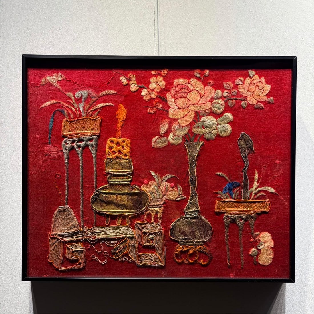 An embroidered Bogu picture of the Qing Dynasty: Qing Dynasty embroidery Bogu Tu Size:47x38.5cm (The Dimensions Of All Batches Are Manually Measured.If You Need More Detailed Information, Please Contact Our Customer Service Before Bidding.)