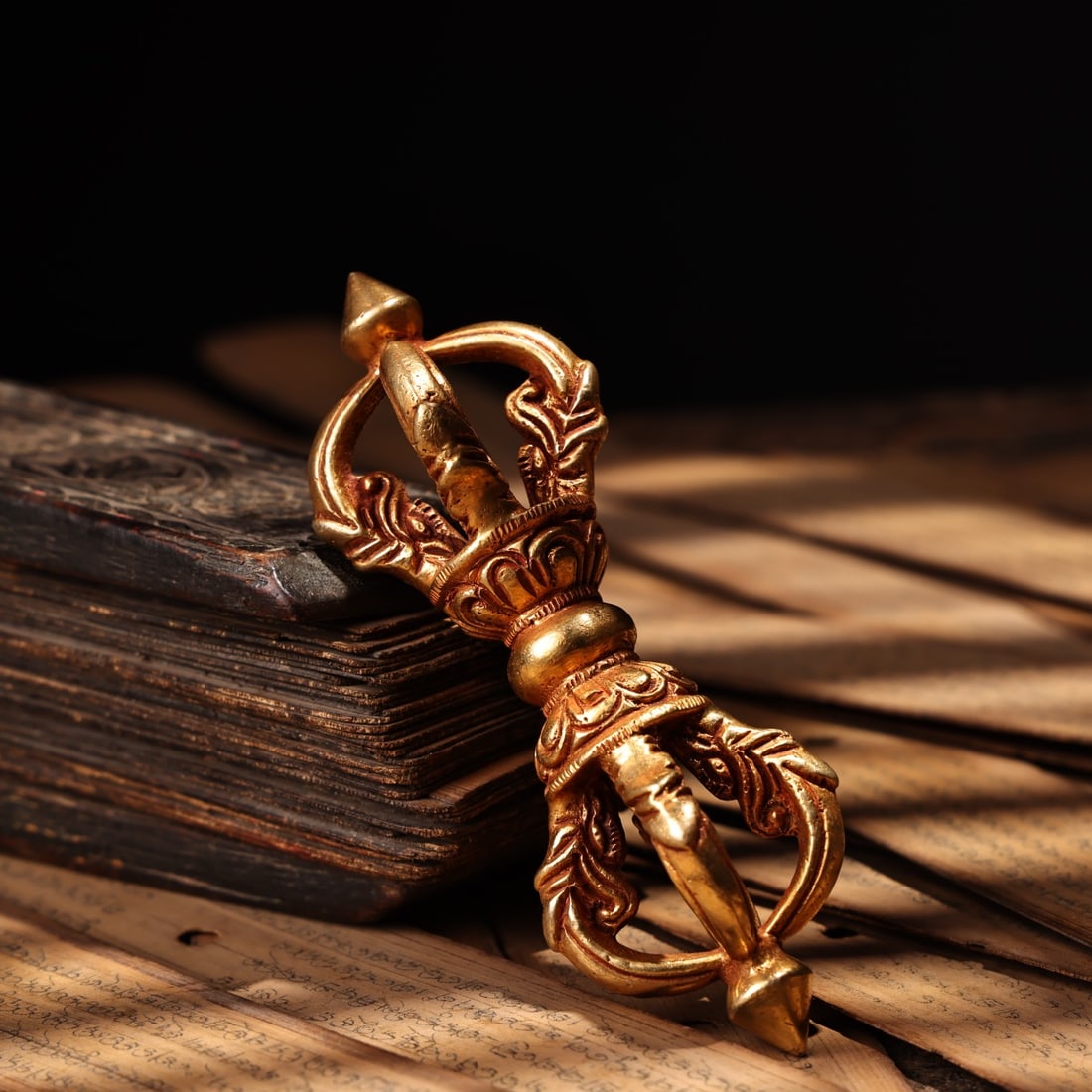 A fine pure copper high-relief gilt five-strand Dorje demon-subduing pestle: Exquisite pure copper high-relief gilt five-strand Dorje demon-subduing pestle Size:L:8.5cm W:2cm W:0.09kg (The Dimensions Of All Batches Are Manually Measured.If You Need More Detailed Information, P
