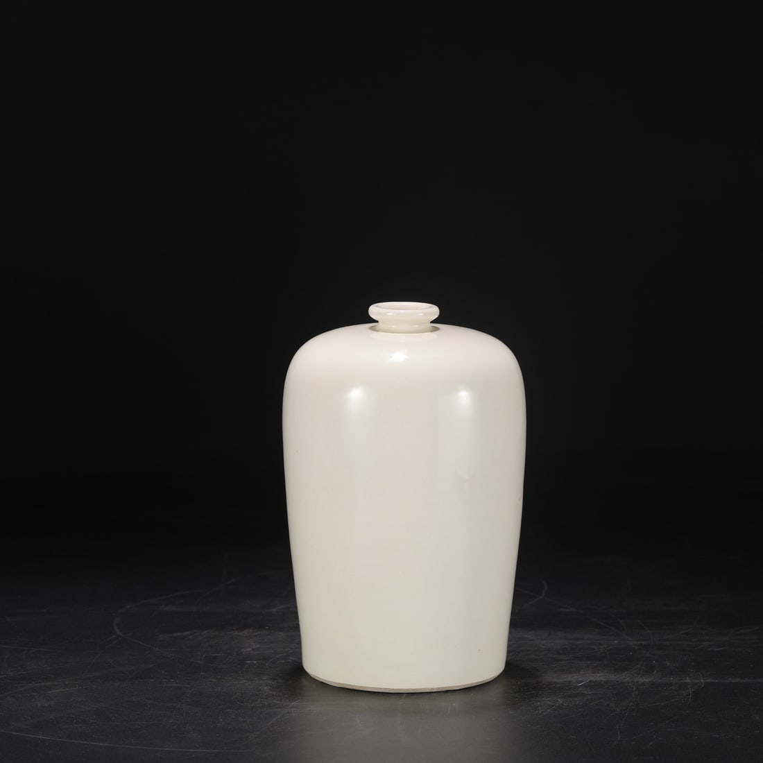 A white-glazed plum bottle from the Tang Dynasty punishment kiln (1 of 8)