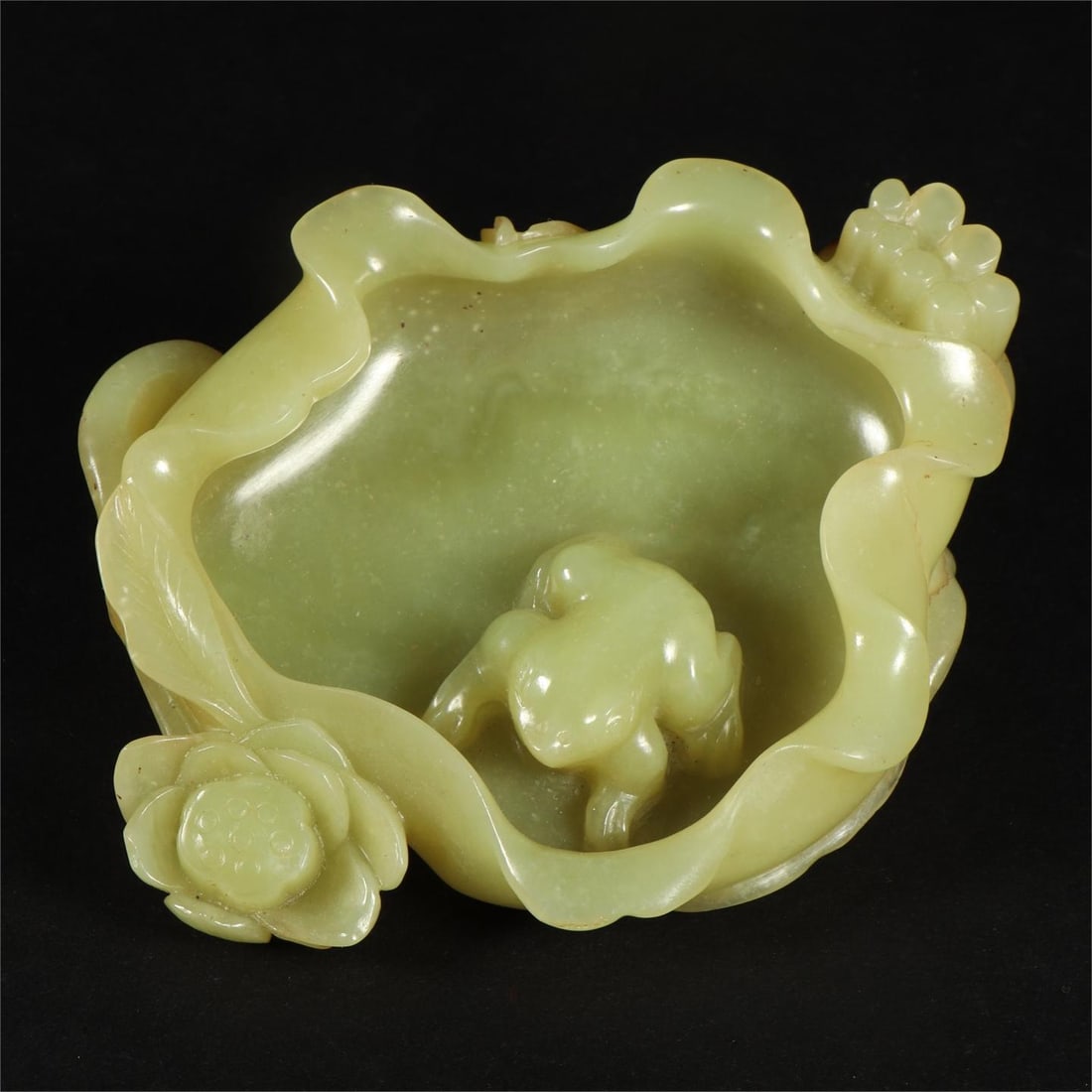 A piece of Hetian topaz lotus leaf-shaped wash of the Qing Dynasty: Qing Dynasty Hetian topaz lotus leaf-shaped washing Size:L:11.5cm W:8.7cm D:2.7cm W:0.188kg (The Dimensions Of All Batches Are Manually Measured.If You Need More Detailed Information, Please Contact O