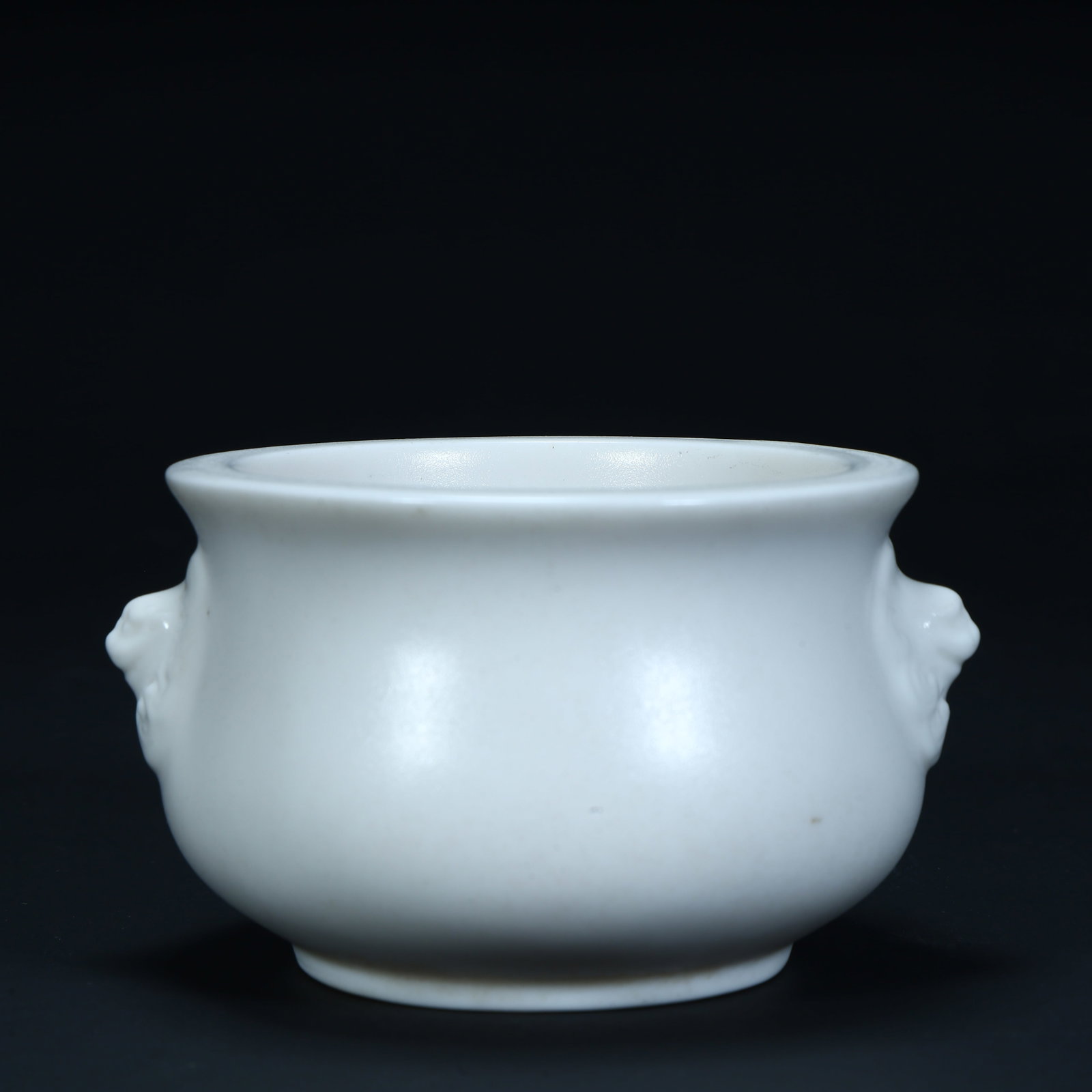 A Qingde white porcelain lion's ear stove (1 of 10)