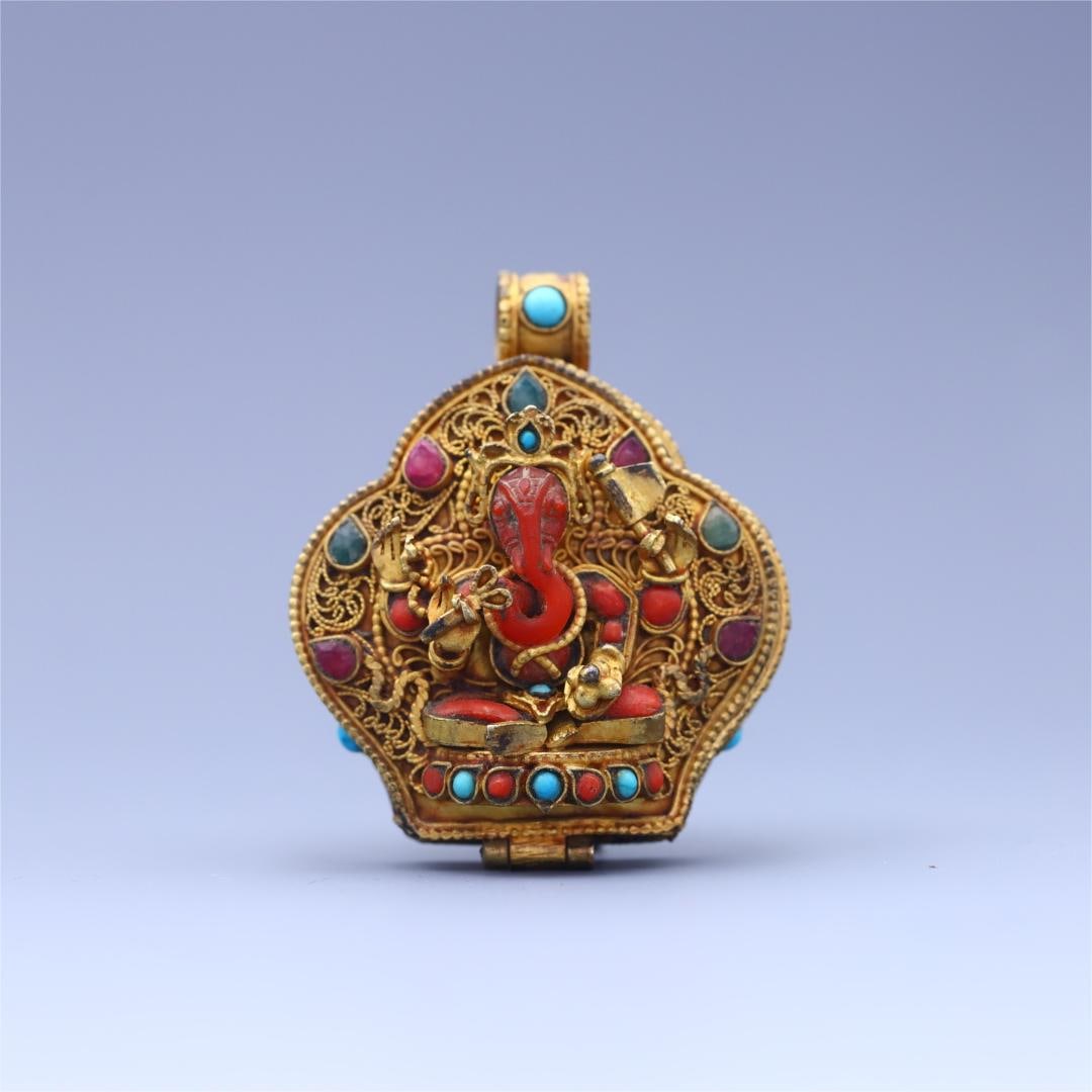 A beautiful silver-gilt silk-inlaid Baoga Wu box: Exquisite silver-gilt silk inlaid Bao Gawu box Size:5.5x4.6x2.15cm W:0.0523kg (The Dimensions Of All Batches Are Manually Measured.If You Need More Detailed Information, Please Contact Our Customer Se