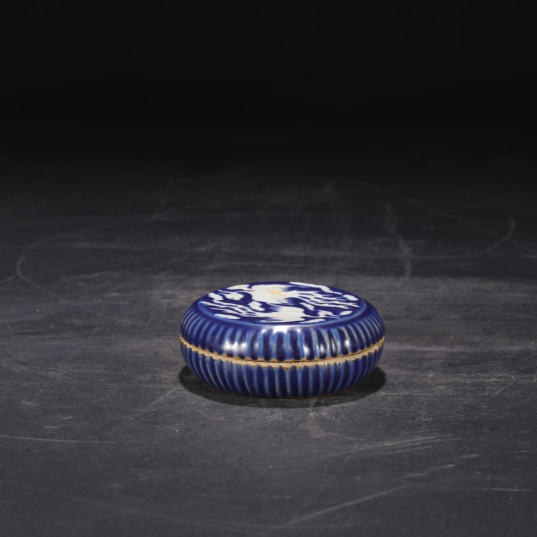 A Yuan Dynasty blue glaze white double phoenix pattern lid box: The blue glaze of the Yuan Dynasty left white double phoenix pattern lid box Size:D:4cm Calibre:9cm (The Dimensions Of All Batches Are Manually Measured.If You Need More Detailed Information, Please C