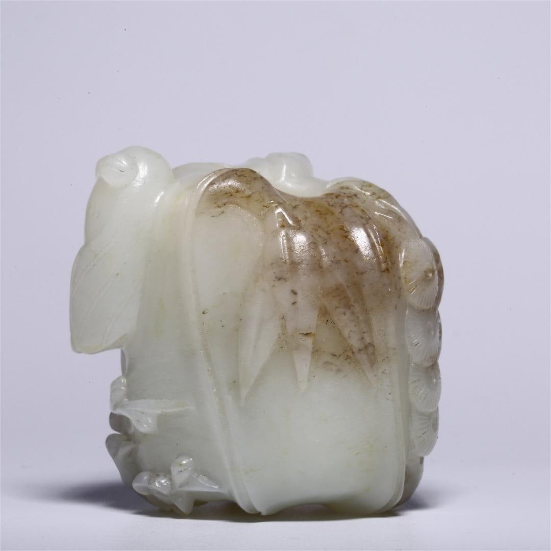 A piece of Hetian white jade from the Qing Dynasty with sugar color cleverly carved Suihan Sanyou: The Hetian white jade of the Qing Dynasty is skillfully carved with sugar color, and the three friends of the year are carved Size:H:4.7cm L:3.5cm W:4cm W:0.128kg (The Dimensions Of All Batches Are Ma