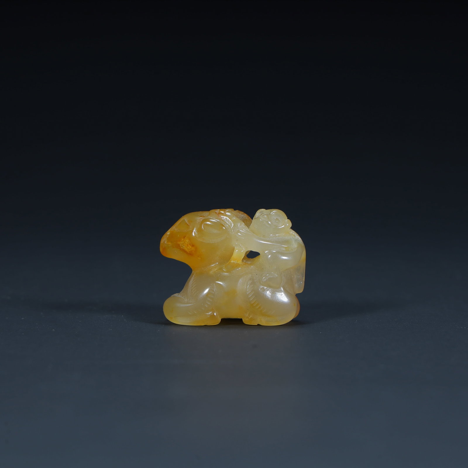 A carving of Qing Dynasty agate was immediately enfeoffed as a marquis: The agate of the Qing Dynasty was immediately enfeoffed as a marquis carving SIZE:H:2.5cmL: 3cmW: 1.9cmW: 21.2g (The Dimensions Of All Batches Are Manually Measured.If You Need More Detailed Informati