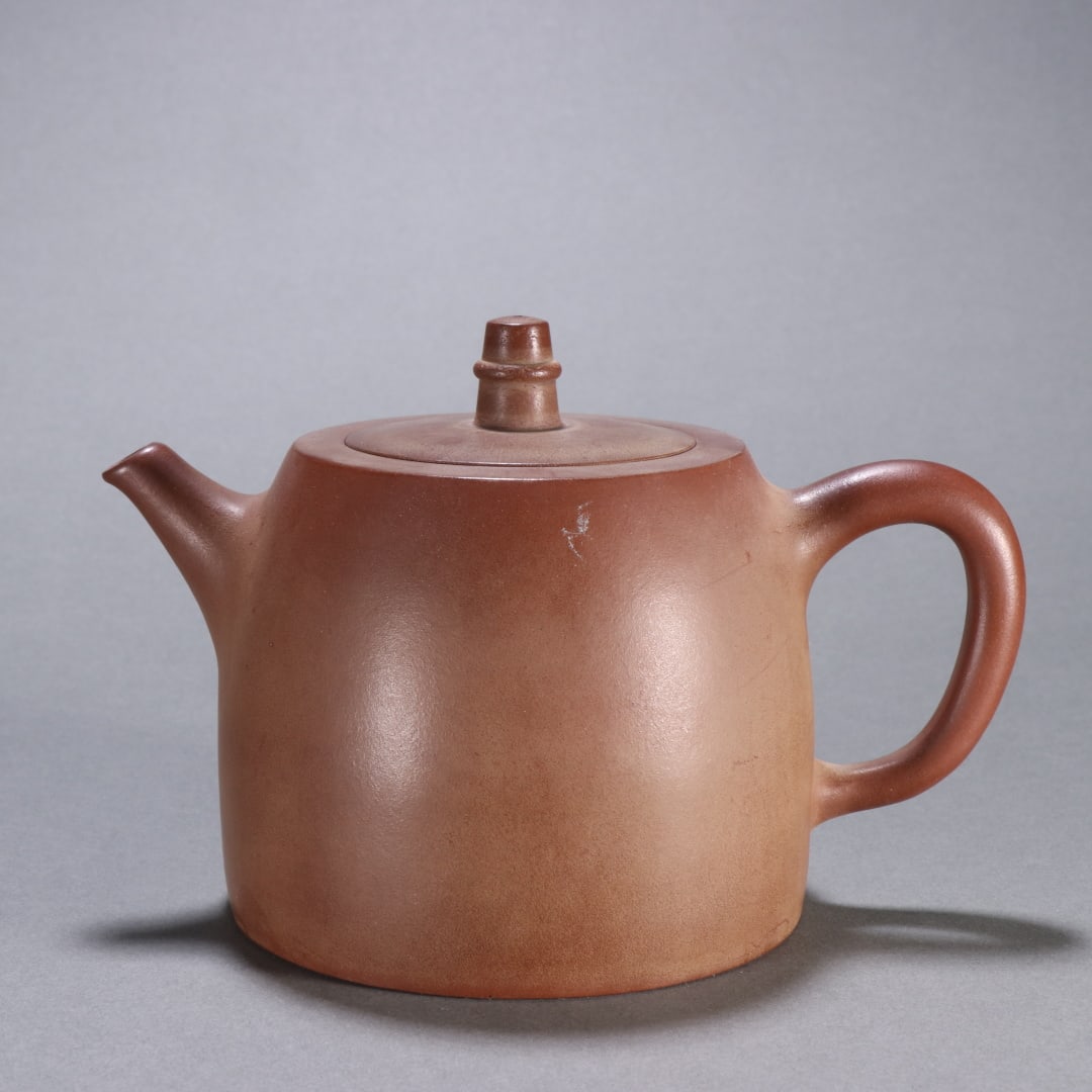 A Han Duo pot by Gu Jingzhou: Gu Jingzhou's Hando pot Size:H:11cm L:16.7cm (The Dimensions Of All Batches Are Manually Measured.If You Need More Detailed Information, Please Contact Our Customer Service Before Bidding.)