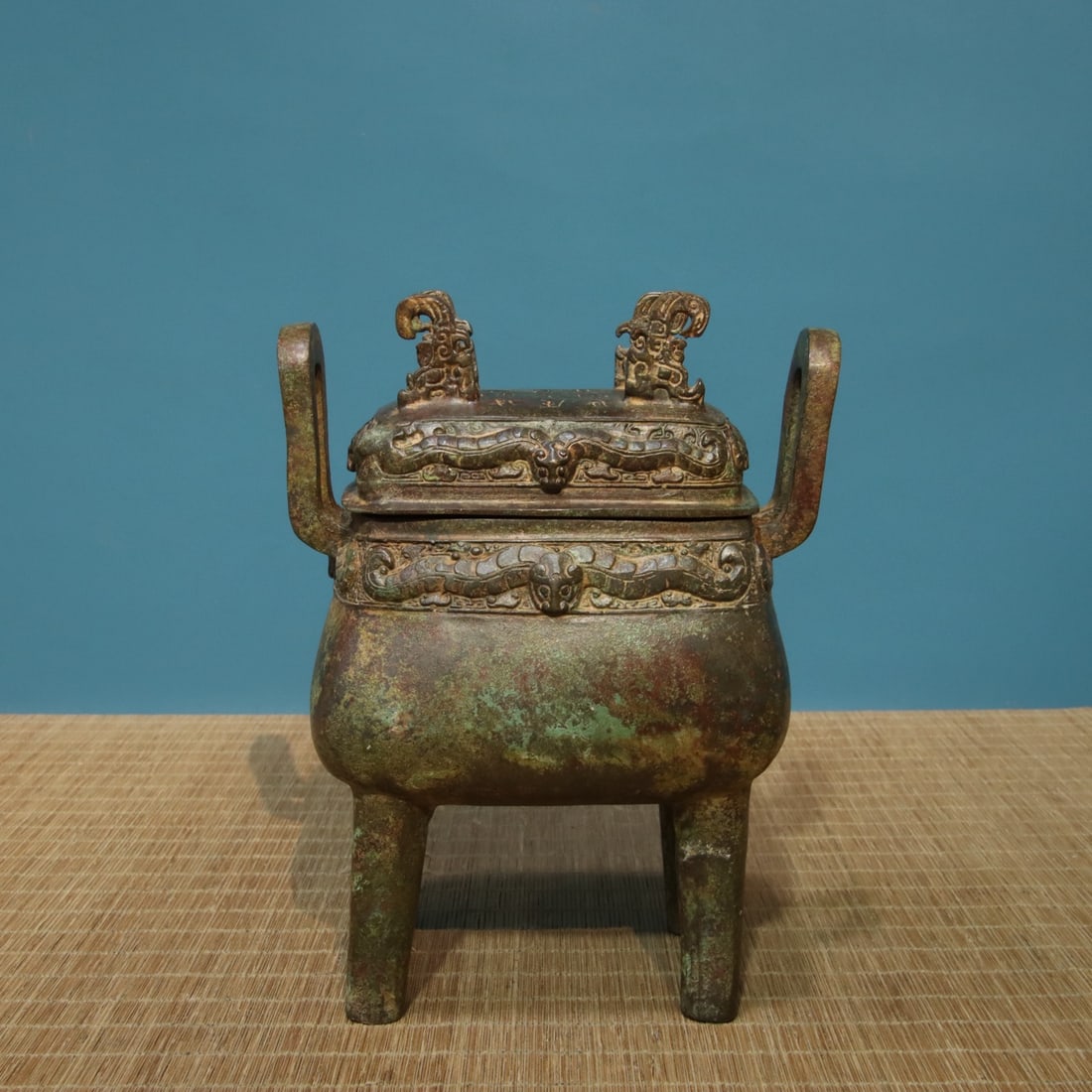 A fine bronze square lid tripod (1 of 9)