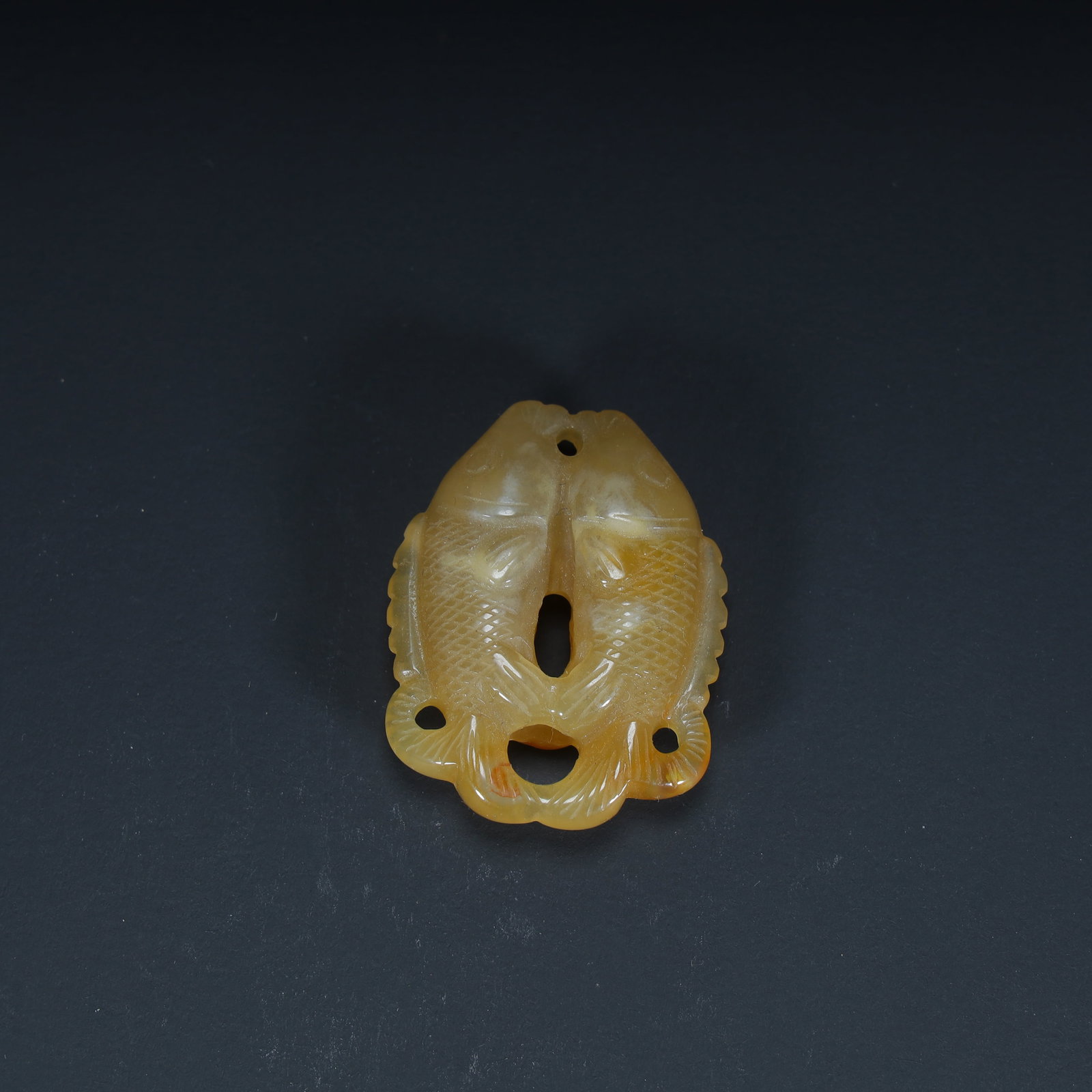 An agate double carp pattern pendant from the Qing Dynasty: Qing Dynasty agate double carp pattern pendant SIZE:L: 3.8cmW: 3cmW: 15.3g (The Dimensions Of All Batches Are Manually Measured.If You Need More Detailed Information, Please Contact Our Customer Servi