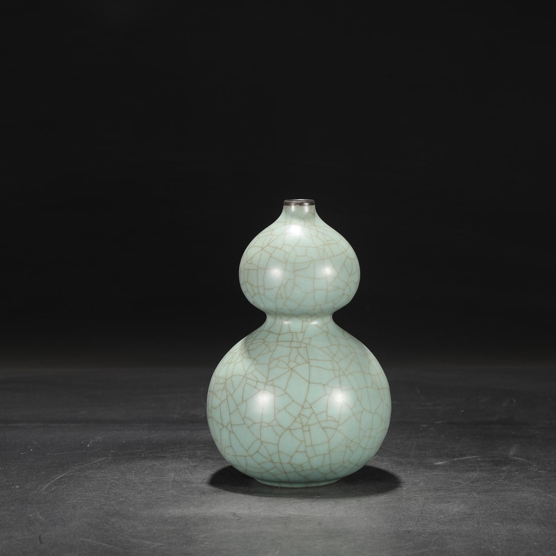 A large gourd bottle of the Song Dynasty official kiln for the blue glaze silver mouth court: The blue-glazed silver-mouthed court royal large gourd bottle of the official kiln of the Song Dynasty Size:D:23.5cm Calibre:2.5cm Belly diameter:14cm (The Dimensions Of All Batches Are Manually Measu
