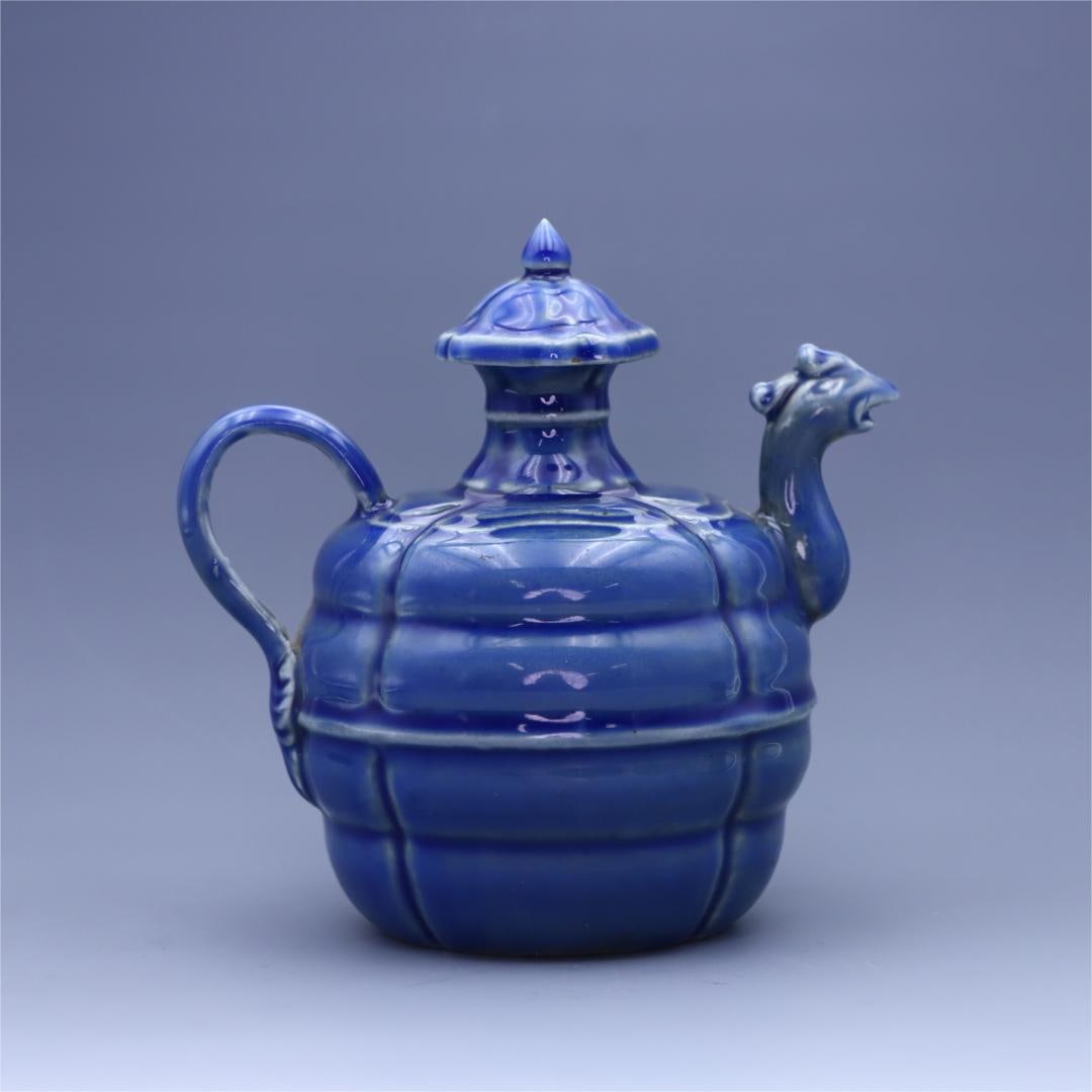 A blue-glazed phoenix head melon edge pot from the Qing Dynasty: The blue-glazed phoenix head melon edge pot of the Qing Dynasty Size:H:14.5x15cm (The Dimensions Of All Batches Are Manually Measured.If You Need More Detailed Information, Please Contact Our Customer