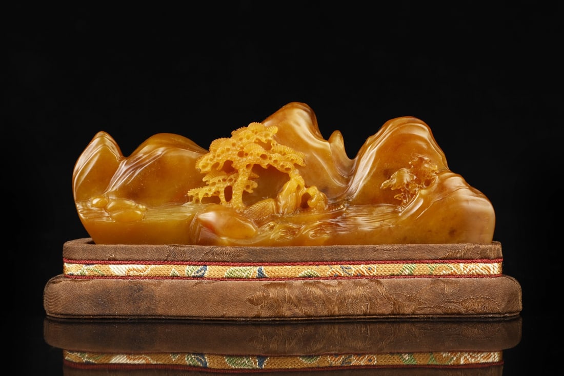 A Qing Dynasty Youzhu made a Shoushan Tian yellow pen holder: Qing Dynasty's Youzhu made Shoushan Tian Huang Pen Holder Size:D:4.5cm W:12cm W:0.117kg (The Dimensions Of All Batches Are Manually Measured.If You Need More Detailed Information, Please Contact Our C