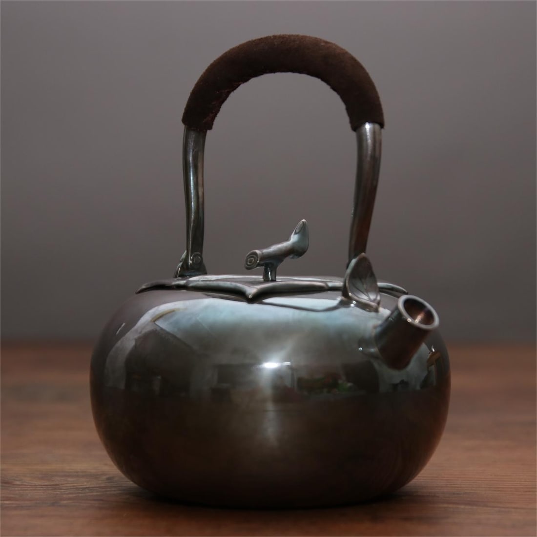 A fine Japanese silver pot: Exquisite Japanese silver pot Size:15x17cm W:0.505kg (The Dimensions Of All Batches Are Manually Measured.If You Need More Detailed Information, Please Contact Our Customer Service Before Bidding.)