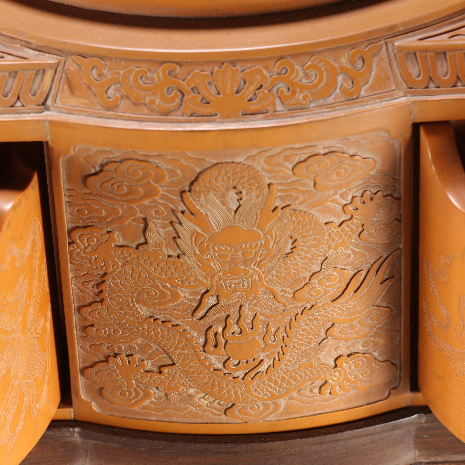 A Qing Dynasty yellow cloud dragon pattern aromatherapy - 6