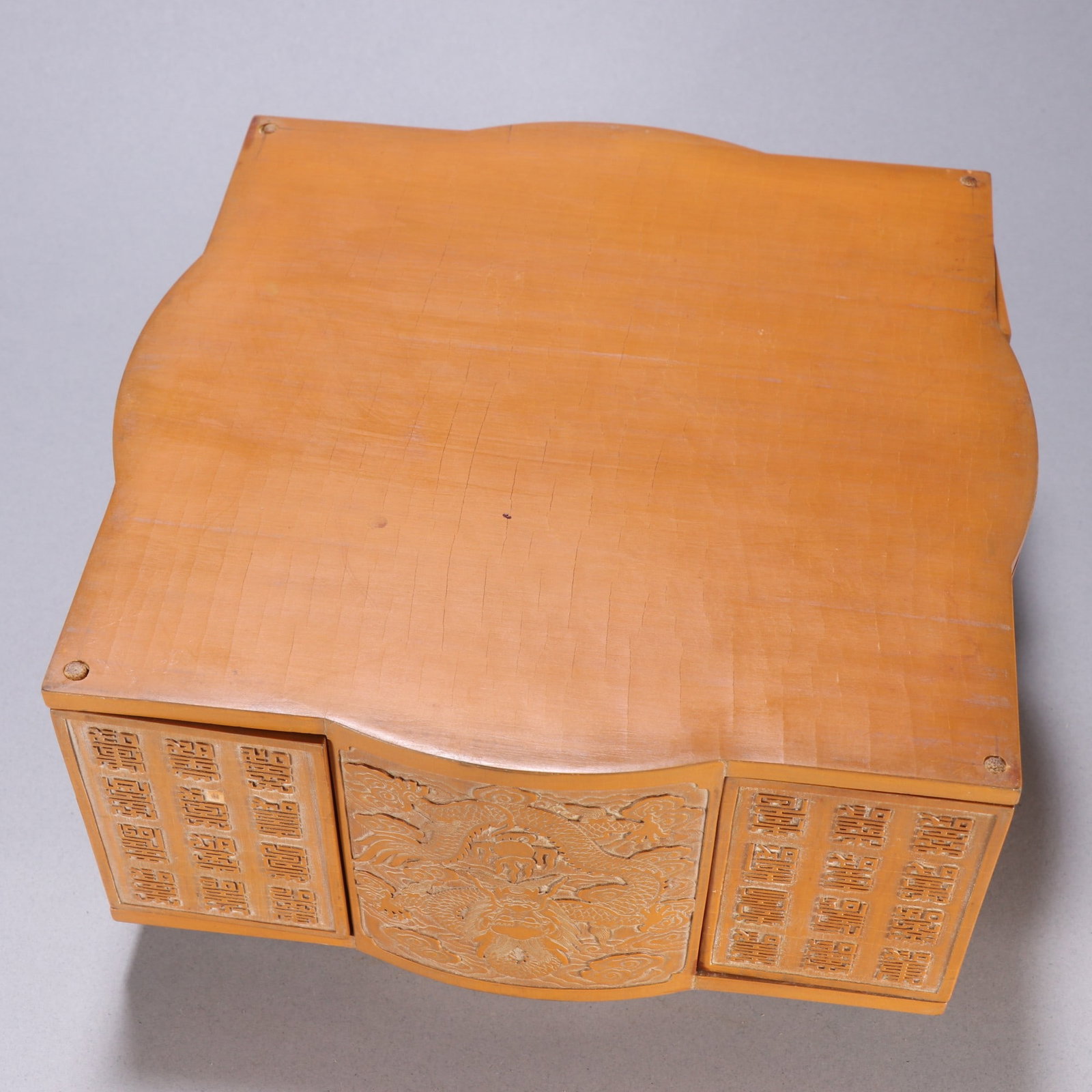 A Qing Dynasty yellow cloud dragon pattern aromatherapy - 9