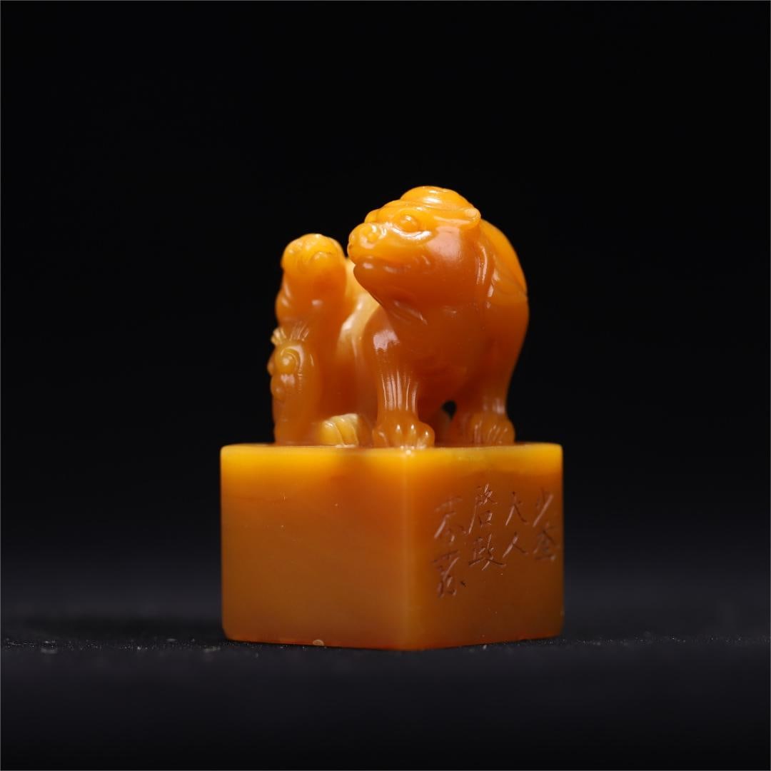 A Qing Dynasty Li Hongzhang Tian Huangshi Taishi Young Lion Button Square Zhang: Qing Dynasty Li Hongzhang's Tian Huangshi Taishi Young Lion Button Square Zhang Size:D:6x3.3x3.3cm W:0.109kg (The Dimensions Of All Batches Are Manually Measured.If You Need More Detailed Information,