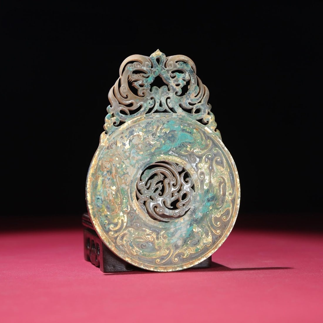 A beautiful Hetian jade birth pit is full of uncleaned gilded outs: The exquisite Hetian jade birth pit is full of uncleaned gilded outs Size:155x110x5mm W:183g (The Dimensions Of All Batches Are Manually Measured.If You Need More Detailed Information, Please Contact 