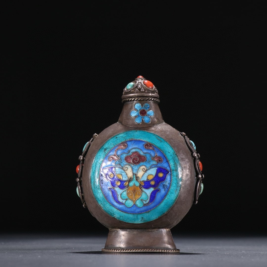 A sterling silver sandbox with blue inlaid gemstones butterfly pattern snuff bottle from the Qing: Qing Dynasty sterling silver burning blue inlaid gemstone butterfly pattern snuff bottle Size:H:7.5cm W:5.45cm W:0.05kg (The Dimensions Of All Batches Are Manually Measured.If You Need More Detailed I