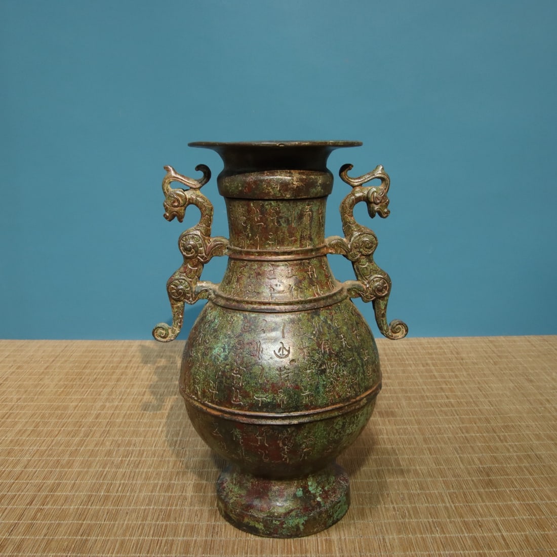 A beautiful bronze double dragon bottle: Exquisite bronze double dragon bottle Size:L:18cm W:15cm H:27cm W:2.75kg (The Dimensions Of All Batches Are Manually Measured.If You Need More Detailed Information, Please Contact Our Customer Service