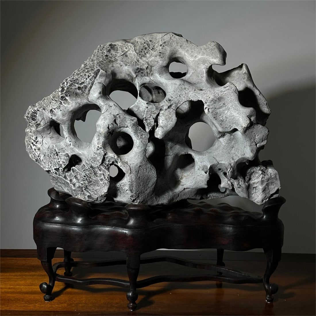 A fine weathered old leather shell Taihu Lake: Exquisite weathered old skin shell Taihu Lake Size:D:64cm W:62cm T:24cm (The Dimensions Of All Batches Are Manually Measured.If You Need More Detailed Information, Please Contact Our Customer Service 